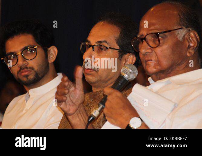 Der Chef der Nationalistischen Kongresspartei (NCP), Sharad Pawar, spricht während einer Pressekonferenz in Mumbai, Indien, am 23. November 2019, Uddhav Thackeray, der Chef der Shiv Sena (Indian Political Party), und sein Sohn Aditya Thackeray. (Foto von Himanshu Bhatt/NurPhoto) Stockfoto