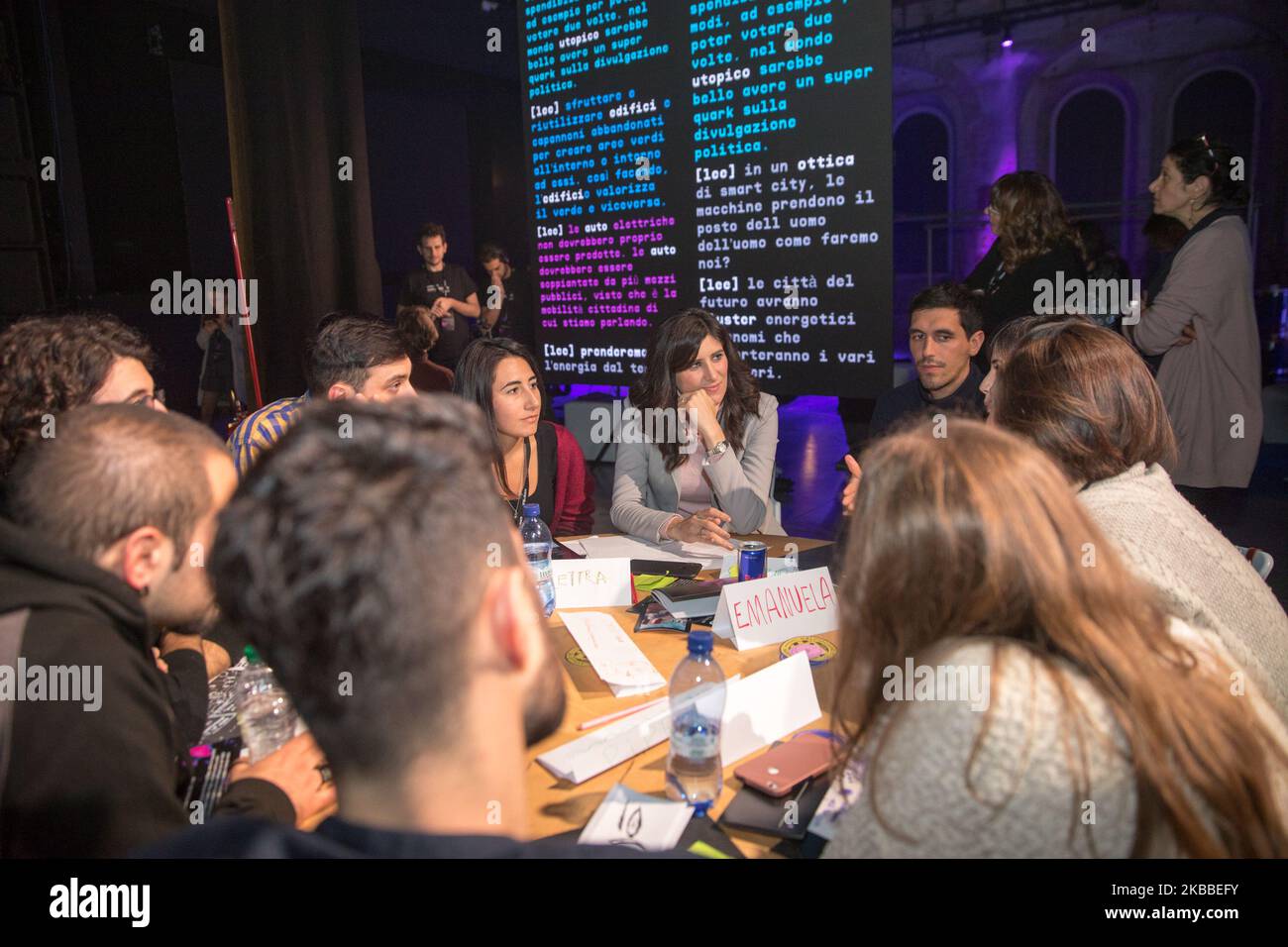 Turin, Italien - 23. November 2019: Visionary Days ist ein Event, bei dem 1500 junge Menschen aus ganz Italien zusammenkommen, um sich den aktuellen Veränderungen zu stellen und die nächste Zukunft zu gestalten. Gemeinsam, konkret und ausgehend von der Begegnung verschiedener Leben und Visionen. Auf dem Bild Chiara Appendino nahm der Bürgermeister von Turin an den Visionären Tagen Teil, auf der Bühne der OGR von Turin. (Foto von Mauro Ujetto/NurPhoto) Stockfoto