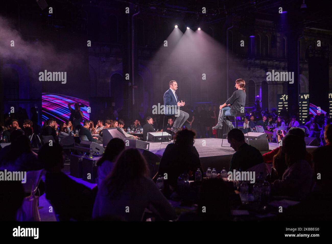 Turin, Italien - 23. November 2019: Visionary Days ist ein Event, bei dem 1500 junge Menschen aus ganz Italien zusammenkommen, um sich den aktuellen Veränderungen zu stellen und die nächste Zukunft zu gestalten. Gemeinsam, konkret und ausgehend von der Begegnung verschiedener Leben und Visionen. Der Minister für Sport und Jugendpolitik Vincenzo Spadafora nahm an den Visionären Tagen auf der Bühne der OGR von Turin Teil. (Foto von Mauro Ujetto/NurPhoto) Stockfoto