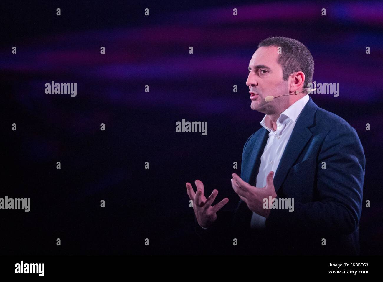 Turin, Italien - 23. November 2019: Visionary Days ist ein Event, bei dem 1500 junge Menschen aus ganz Italien zusammenkommen, um sich den aktuellen Veränderungen zu stellen und die nächste Zukunft zu gestalten. Gemeinsam, konkret und ausgehend von der Begegnung verschiedener Leben und Visionen. Der Minister für Sport und Jugendpolitik Vincenzo Spadafora nahm an den Visionären Tagen auf der Bühne der OGR von Turin Teil. (Foto von Mauro Ujetto/NurPhoto) Stockfoto