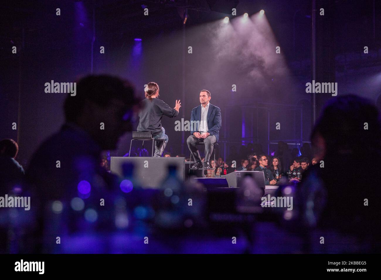 Turin, Italien - 23. November 2019: Visionary Days ist ein Event, bei dem 1500 junge Menschen aus ganz Italien zusammenkommen, um sich den aktuellen Veränderungen zu stellen und die nächste Zukunft zu gestalten. Gemeinsam, konkret und ausgehend von der Begegnung verschiedener Leben und Visionen. Der Minister für Sport und Jugendpolitik Vincenzo Spadafora nahm an den Visionären Tagen auf der Bühne der OGR von Turin Teil. (Foto von Mauro Ujetto/NurPhoto) Stockfoto