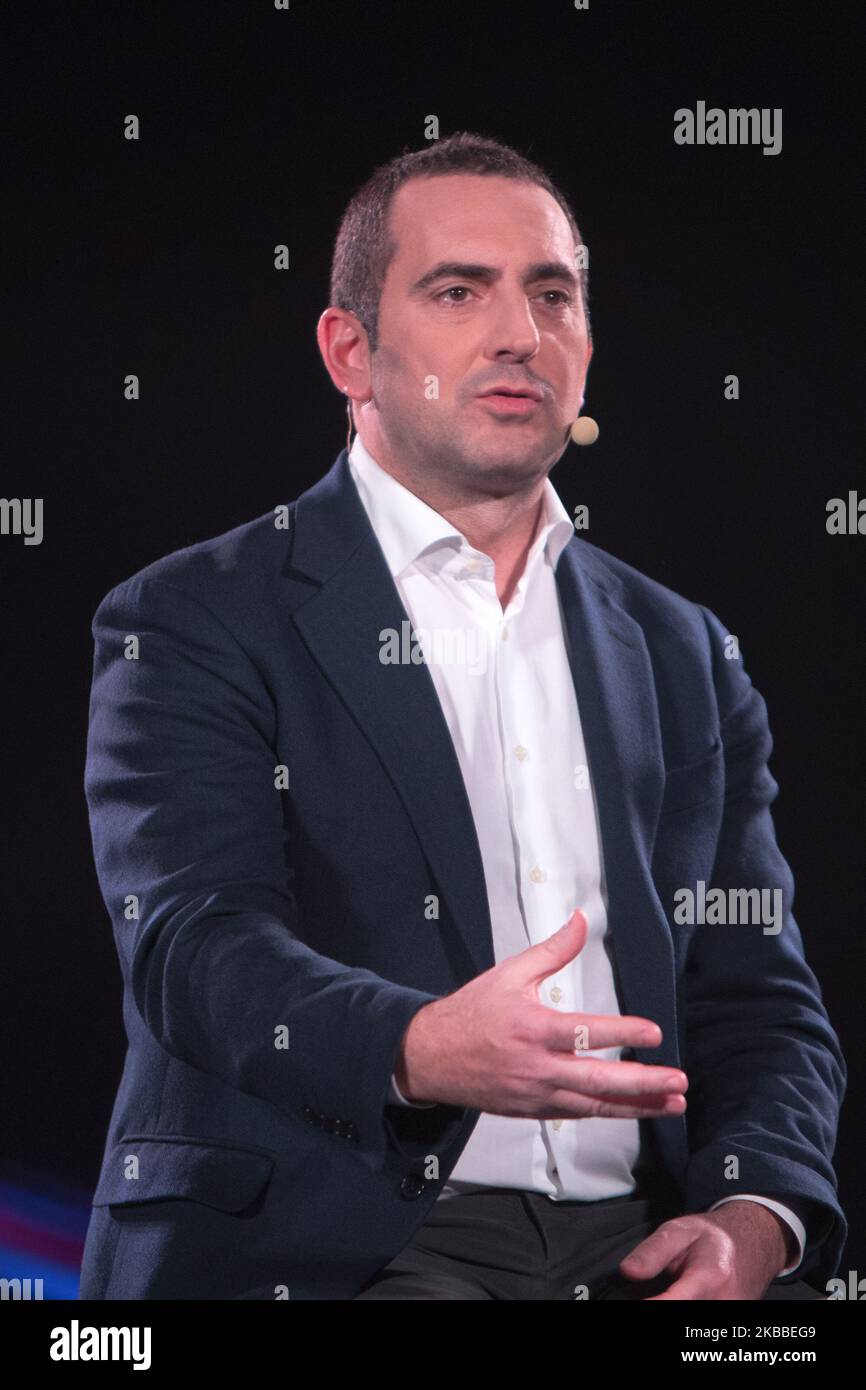 Turin, Italien - 23. November 2019: Visionary Days ist ein Event, bei dem 1500 junge Menschen aus ganz Italien zusammenkommen, um sich den aktuellen Veränderungen zu stellen und die nächste Zukunft zu gestalten. Gemeinsam, konkret und ausgehend von der Begegnung verschiedener Leben und Visionen. Der Minister für Sport und Jugendpolitik Vincenzo Spadafora nahm an den Visionären Tagen auf der Bühne der OGR von Turin Teil. (Foto von Mauro Ujetto/NurPhoto) Stockfoto