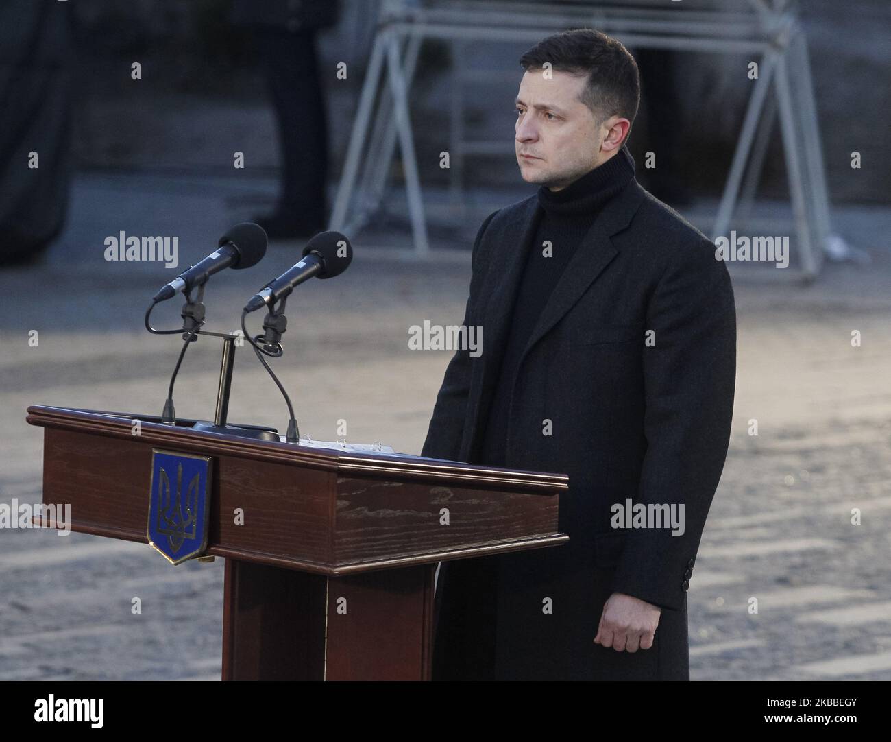 Der ukrainische Präsident Wolodymyr Zelenski würdigt die Opfer des Holodomors 1932-1933 (große Hungersnot in der Ukraine 1932-33) am 23. November 2019 in Kiew, Ukraine, an einem Denkmal für die Opfer des Holodomors. Die Ukrainer begehen den Jahrestag der Großen Hungersnot in der sowjetischen Ukraine 1932-33, die viele als einen Völkermord betrachten, der vom damaligen sowjetischen Führer Joseph Stalin angeordnet wurde, wo Millionen Ukrainer in einer Hungerkatastrophe starben, wie sie in der Geschichte der Ukraine noch nie zuvor war. (Foto von STR/NurPhoto) Stockfoto