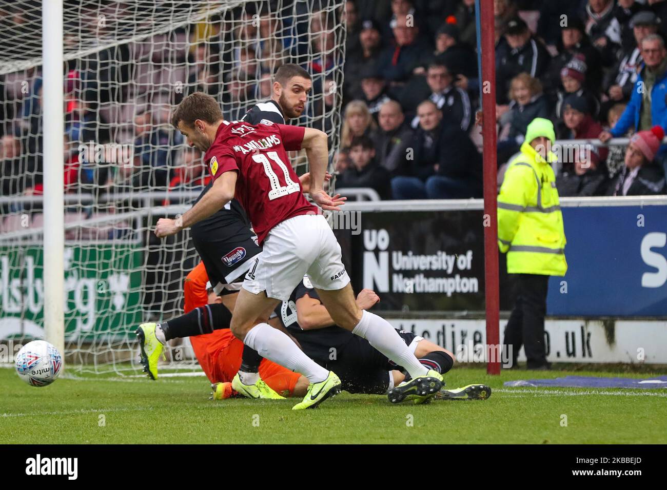 Andy Williams von Northampton Town fordert in der ersten Hälfte des Spiels der Sky Bet League 2 zwischen Northampton Town und Grimsby Town am Samstag, dem 23.. November 2019, im PTS Academy Stadium in Northampton eine Strafe. (Foto von John Cripps/MI News/NurPhoto) Stockfoto