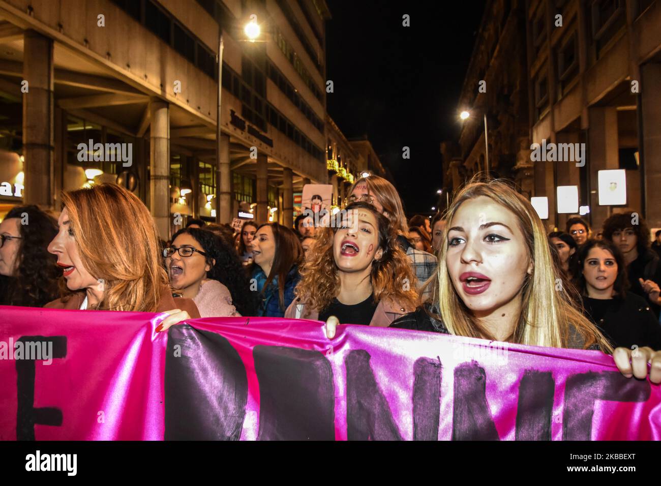 Demonstration in Palermo gegen Gewalt gegen Frauen, in Solidarität mit dem chilenischen Volk, das gegen die Regierung von Sebastian Piñera protestiert, und in Solidarität mit den Völkern Nordsyriens, die gegen Erdogans Invasion der Türkei kämpfen und Widerstand leisten. Palermo, 23. November 2019. (Foto von Francesco Militello Mirto/NurPhoto) Stockfoto