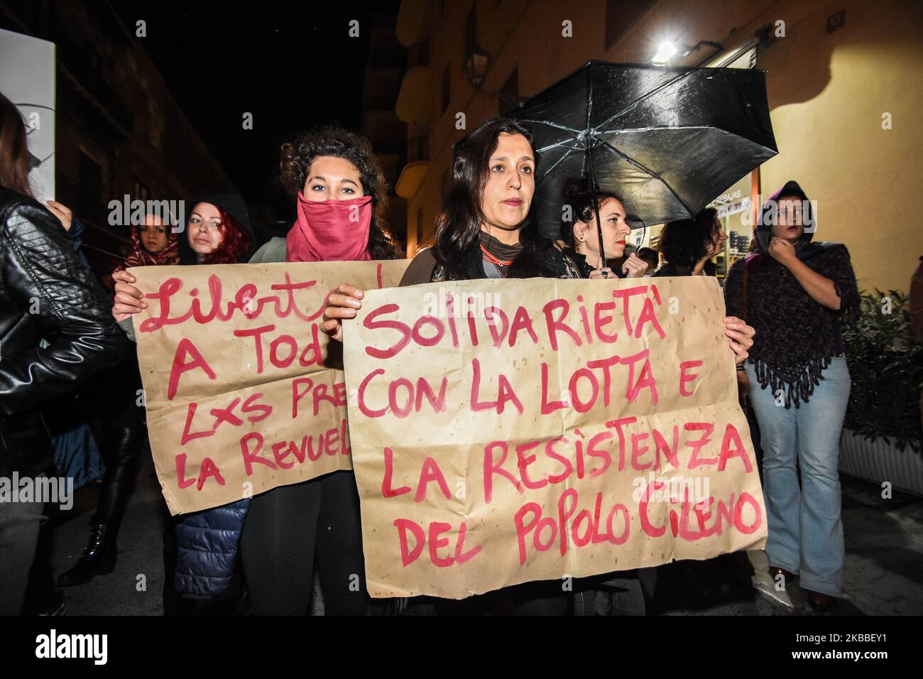 Demonstration in Palermo gegen Gewalt gegen Frauen, in Solidarität mit dem chilenischen Volk, das gegen die Regierung von Sebastian Piñera protestiert, und in Solidarität mit den Völkern Nordsyriens, die gegen Erdogans Invasion der Türkei kämpfen und Widerstand leisten. Palermo, 23. November 2019. (Foto von Francesco Militello Mirto/NurPhoto) Stockfoto