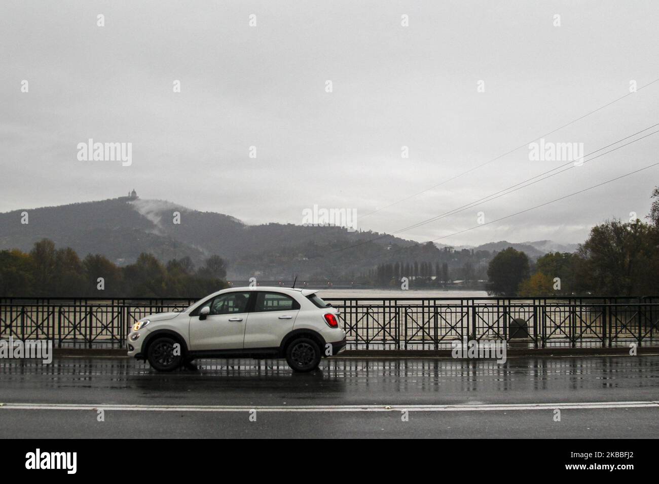 Der Fluss Stura di Lanzo in Turin am 24. November 2019, nachdem sein Pegelstand über Nacht nach heftigem Regen gestiegen war. Schwere Regenfälle setzten Norditalien mit geschwollenen Flüssen fort. (Foto von Massimiliano Ferraro/NurPhoto) Stockfoto