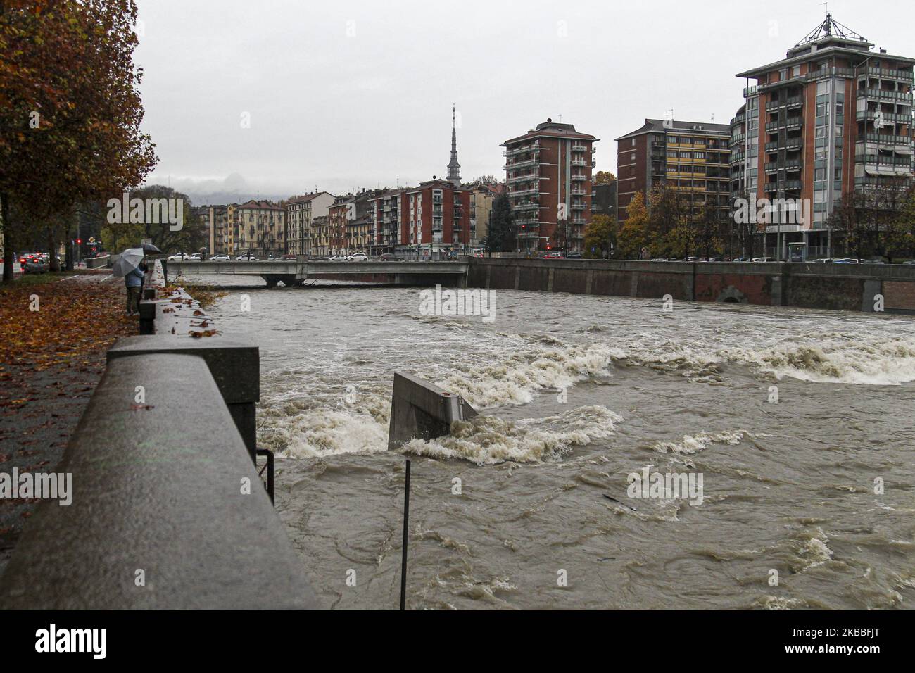 Der Fluss Dora Riparia in Turin am 24. November 2019, nachdem sein Pegelstand über Nacht nach heftigem Regen gestiegen war. Schwere Regenfälle setzten Norditalien mit geschwollenen Flüssen fort. (Foto von Massimiliano Ferraro/NurPhoto) Stockfoto