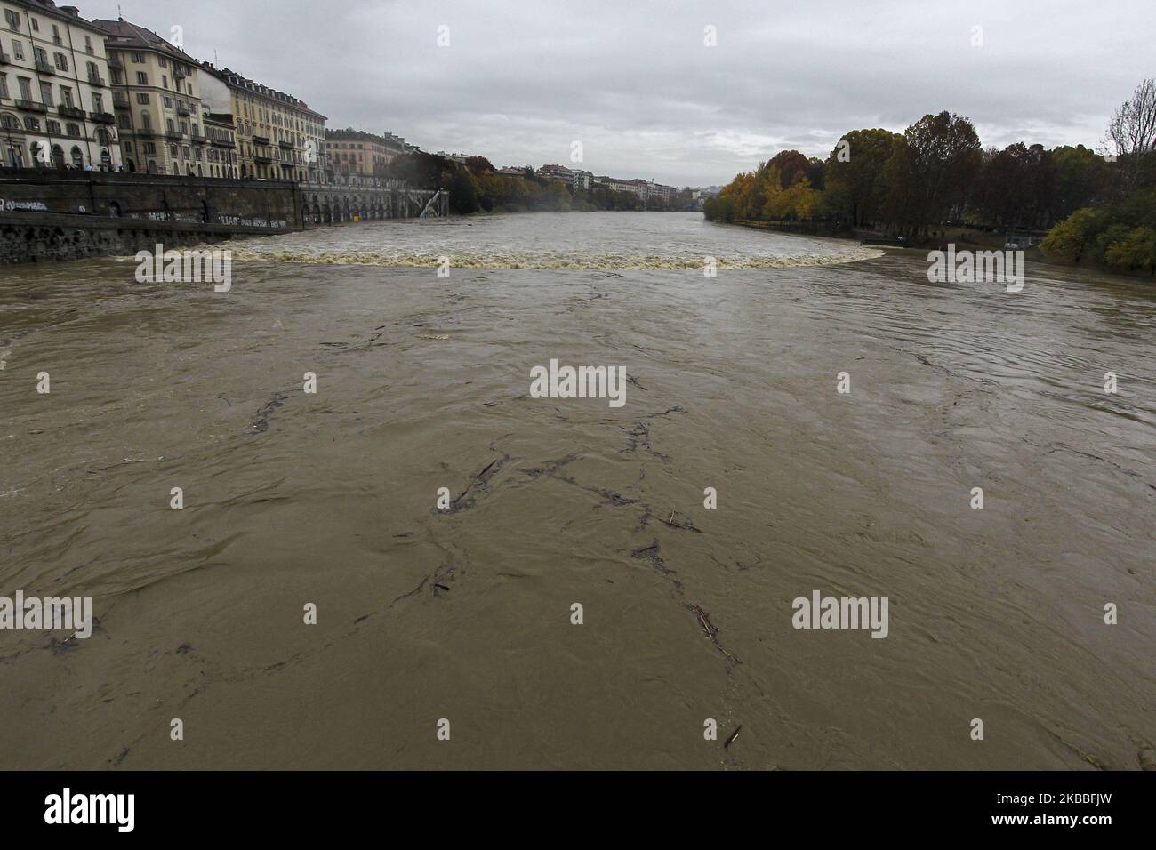Der Fluss Po im Stadtzentrum von Turin am 24. November 2019, nachdem sein Pegelstand über Nacht nach heftigem Regen gestiegen war. Schwere Regenfälle setzten Norditalien mit geschwollenen Flüssen fort. (Foto von Massimiliano Ferraro/NurPhoto) Stockfoto