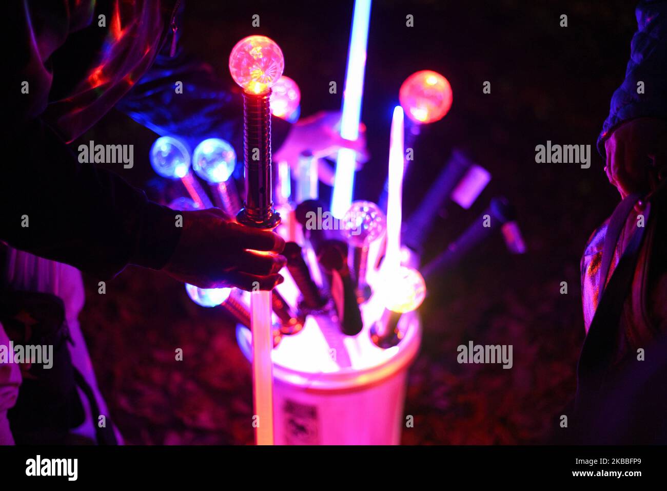 Ein Verkäufer bietet Lichtschwerter an, als der Weihnachtsmann am 23. November 2019 während einer Zeremonie zur Beleuchtung des Zirkels der Bäume im Stadtteil Chestnut Hill in Philadelphia, PA, eintrifft. (Foto von Bastiaan Slabbers/NurPhoto) Stockfoto