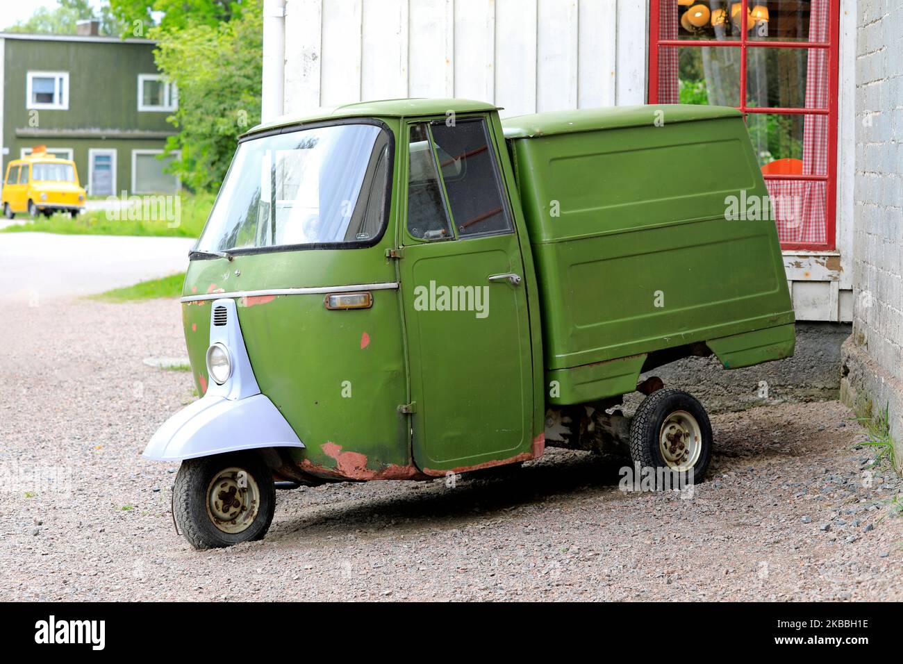 Green Piaggio Ape drei-Rad-leichte Nutzfahrzeuge, vermarktet als eine Adaption von Vespa Roller von Piaggio. Rihikoski, Finnland. 11. Juni 2022. Stockfoto
