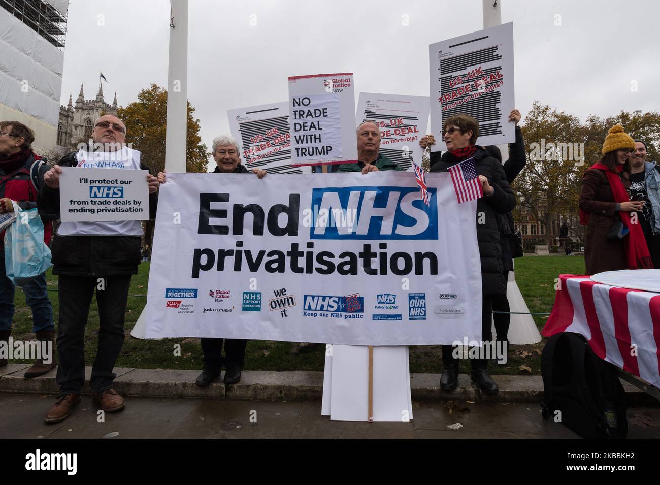 Aktivisten, die den staatlichen Gesundheitsdienst (NHS) halten, versammeln sich vor dem Parlament, um am 25. November 2019 in London, England, ein Ende der Privatisierung des Gesundheitswesens im NHS zu fordern. Demonstranten protestieren gegen die Einbeziehung des NHS in ein Handelsabkommen zwischen Großbritannien und den USA nach dem Brexit. (Foto von Wiktor Szymanowicz/NurPhoto) Stockfoto