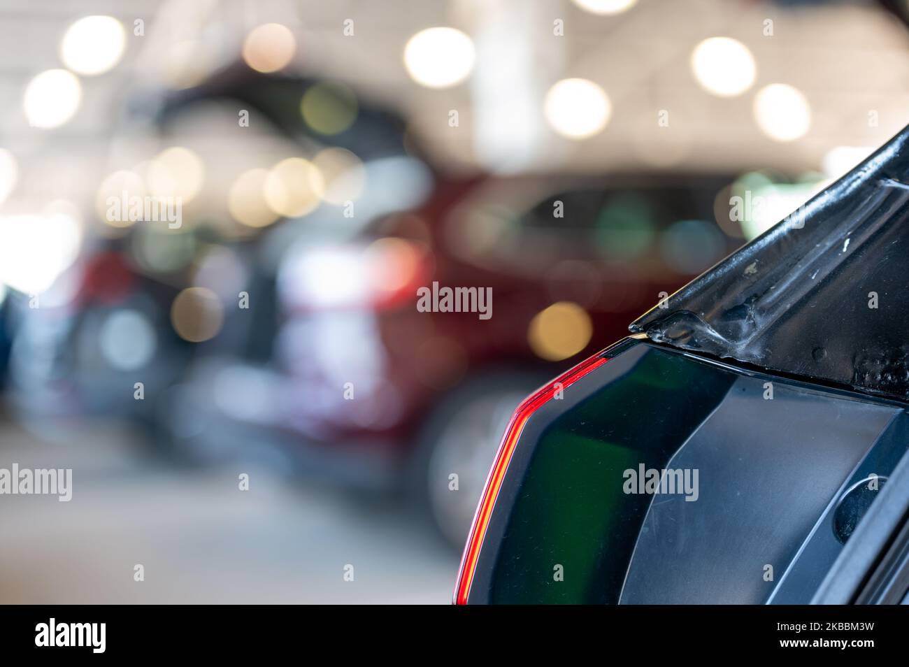 Öffnen Sie den Lkw in einem Mietwagenrückgabezentrum, wo Fahrzeugreihen mit offenen Rückseiten stehen bleiben, während das Gepäck an der Absetzung entfernt wird Stockfoto