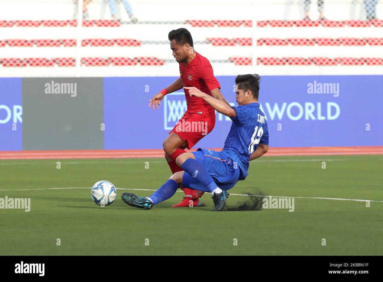 Srayut Sompim (blau) aus Thailand versucht, den Ball während ihres Spiels gegen Indonesien für das erste Runde Spiel der Männer Fußball für die Südostasienspiele 30. im Rizal Memorial Stadium in Manila, Philippinen am 26. November 2019 statt zu stehlen. (Foto von George Calvelo/NurPhoto) Stockfoto