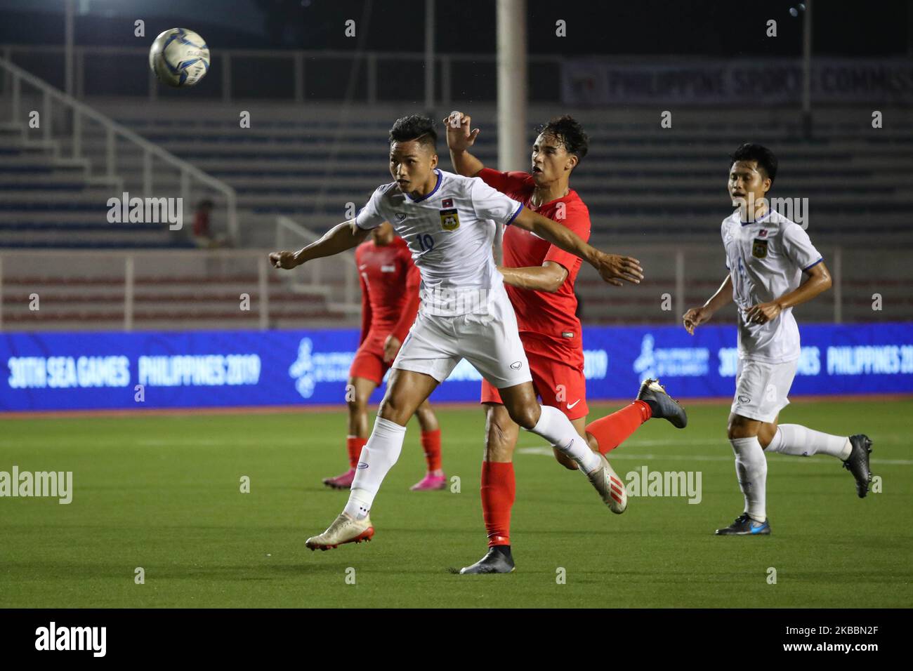 Spieler, die während des Spiels zwischen Laos und Singapur für die erste Runde des Männerfußballs für die Südostasienspiele 30. im Rizal Memorial Stadium in Manila am 26. November 2019 in Aktion waren. (Foto von George Calvelo/NurPhoto) Stockfoto