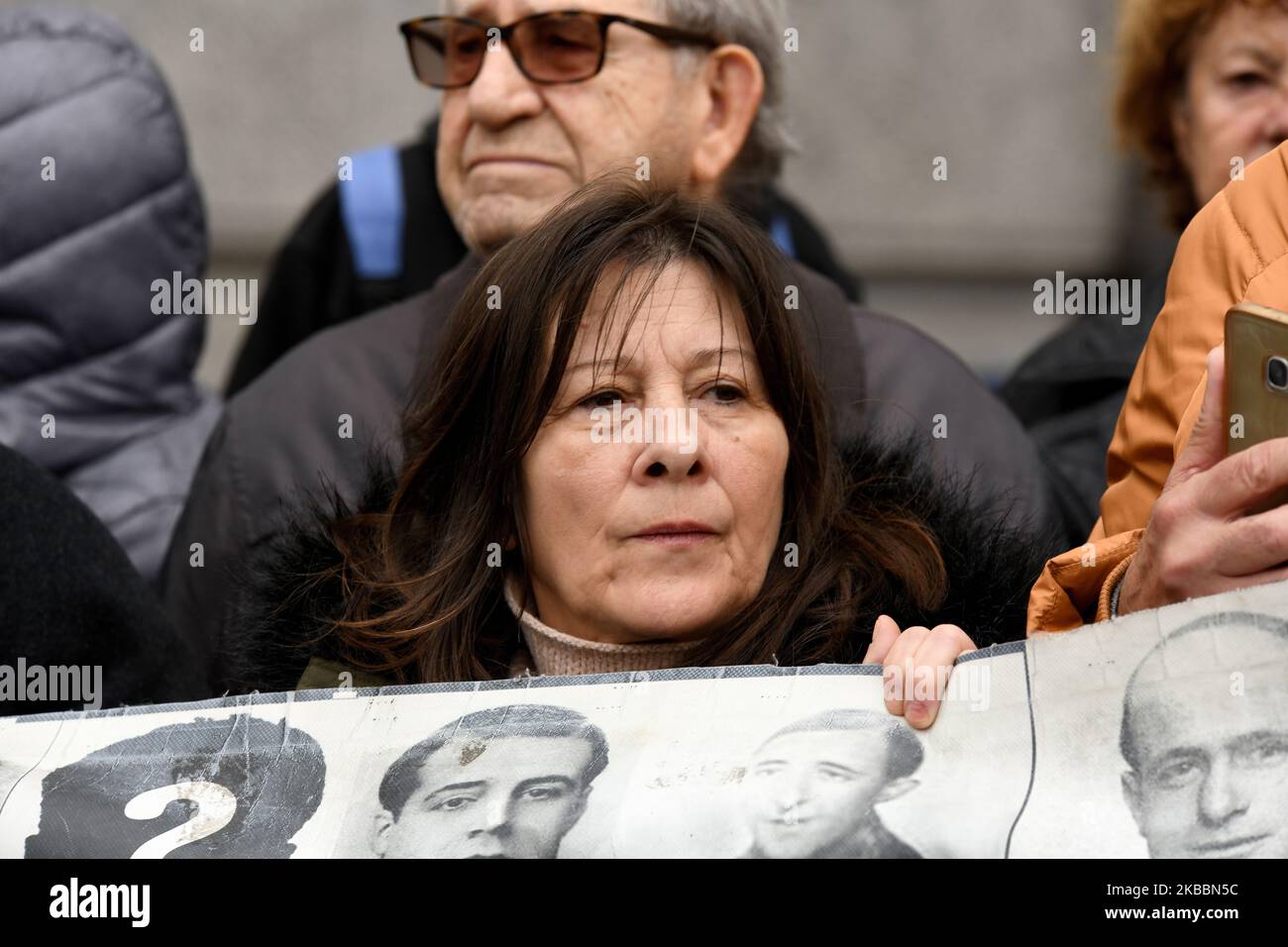Während der spanischen Diktatur von Francisco Franco (1936-1975), als er an den Protesten in Madrid am 26.. November 2019 teilnahm, wurde ein Protestler mit einem Transparent mit Bildern von Vermissten gesehen. (Foto von Juan Carlos Lucas/NurPhoto) Stockfoto