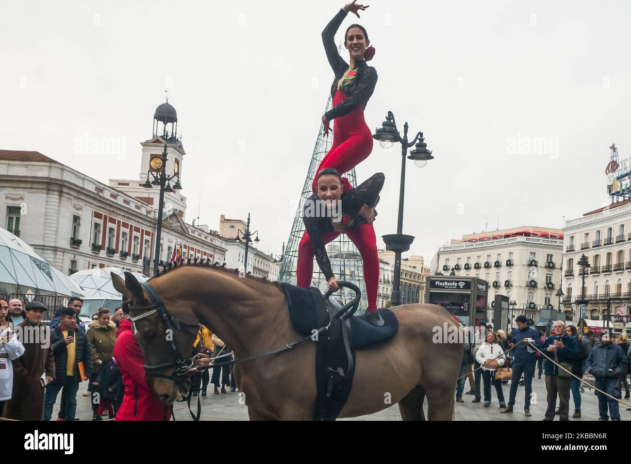 Am 26. November 2019 treten zwei Reiter auf dem Platz Puerta del Sol, im Zentrum von Madrid, Spanien, während der Präsentation der Ifema Madrid Horse Week 7. auf. Die Reitveranstaltung findet vom 29. November bis 01. Dezember 2019 statt. (Foto von Oscar Gonzalez/NurPhoto) Stockfoto Am 26. November 2019 treten zwei Reiter auf dem Platz Puerta del Sol, im Zentrum von Madrid, Spanien, während der Präsentation der Ifema Madrid Horse Week 7. auf. Die Reitveranstaltung findet vom 29. November bis 01. Dezember 2019 statt. (Foto von Oscar Gonzalez/NurPhoto) Stockfoto