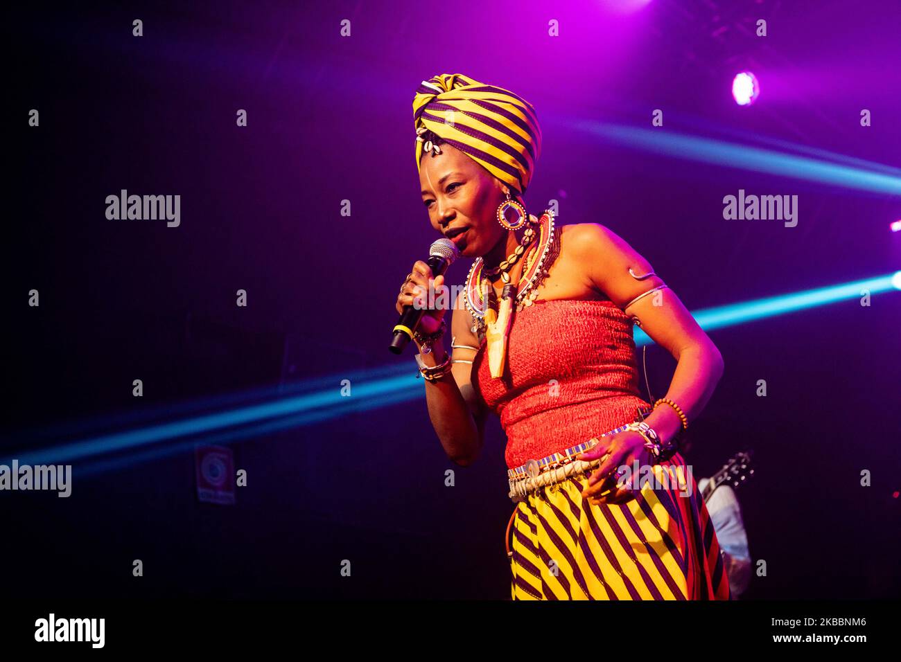 Fatoumata Diawara tritt am 26. November 2019 in Mailand, Italien, bei Magazzini Generali auf. Fatoumata Diawara ist eine malische Singer-Songwriterin und wurde mehrfach für den Grammy Award nominiert. Für ihr Album Fenfo erhielt sie zwei Nominierungen bei den Annual Grammy Awards 61. für das beste Weltmusikalbum und für die beste Tanzaufnahme für Ultimatum mit der englischen Band Disclosure (Foto: Mairo Cinquetti/NurPhoto) Stockfoto