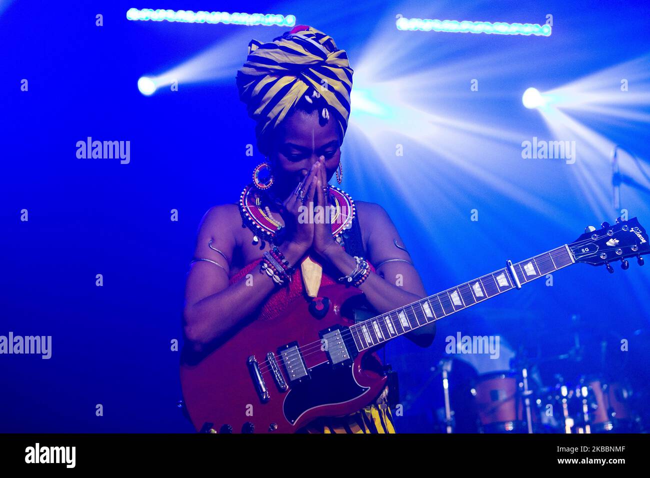 Fatoumata Diawara tritt am 26. November 2019 in Mailand, Italien, bei Magazzini Generali auf. Fatoumata Diawara ist eine malische Singer-Songwriterin und wurde mehrfach für den Grammy Award nominiert. Für ihr Album Fenfo erhielt sie zwei Nominierungen bei den Annual Grammy Awards 61. für das beste Weltmusikalbum und für die beste Tanzaufnahme für Ultimatum mit der englischen Band Disclosure (Foto: Mairo Cinquetti/NurPhoto) Stockfoto