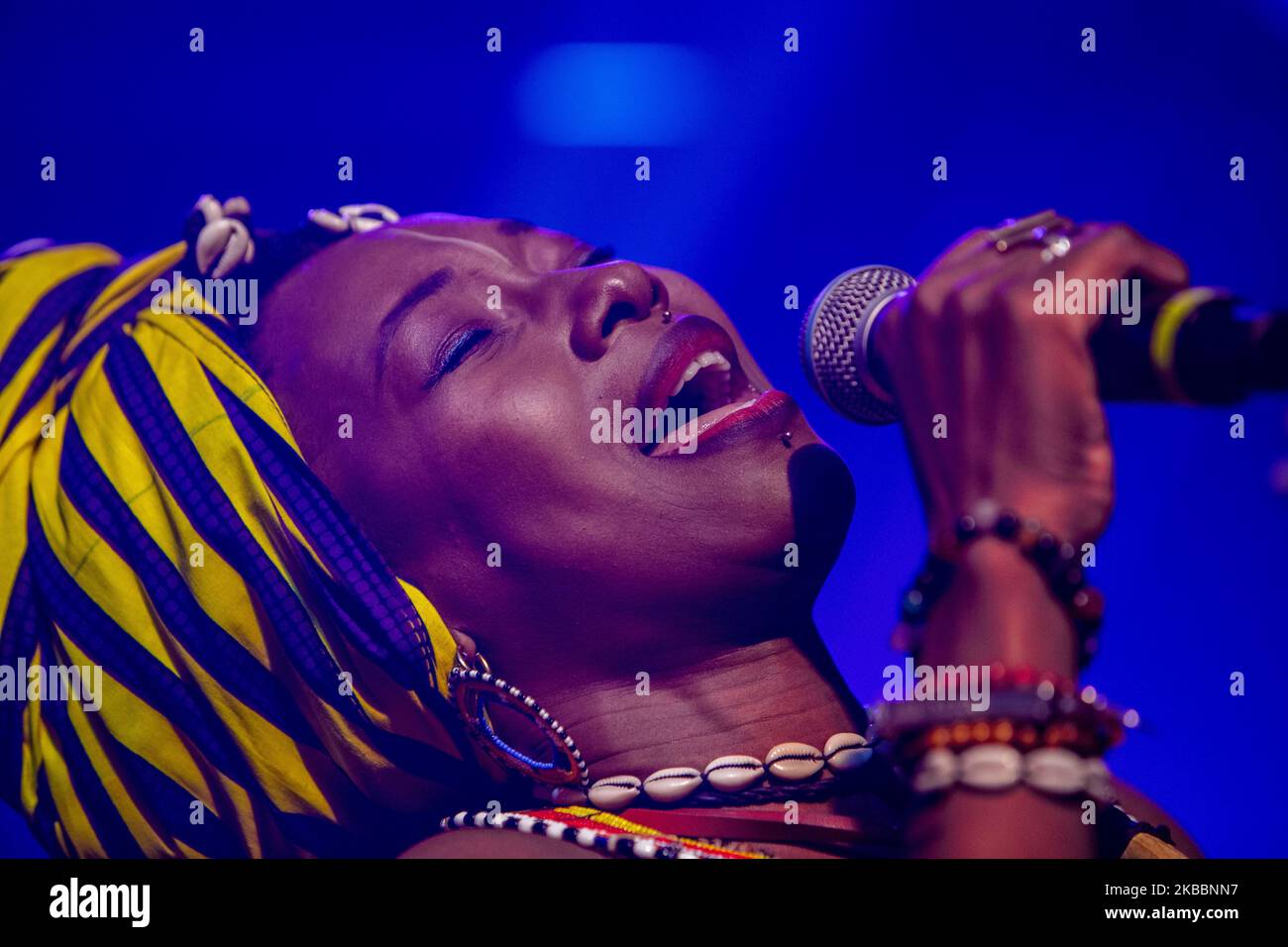 Fatoumata Diawara tritt am 26. November 2019 in Mailand, Italien, bei Magazzini Generali auf. Fatoumata Diawara ist eine malische Singer-Songwriterin und wurde mehrfach für den Grammy Award nominiert. Für ihr Album Fenfo erhielt sie zwei Nominierungen bei den Annual Grammy Awards 61. für das beste Weltmusikalbum und für die beste Tanzaufnahme für Ultimatum mit der englischen Band Disclosure (Foto: Mairo Cinquetti/NurPhoto) Stockfoto