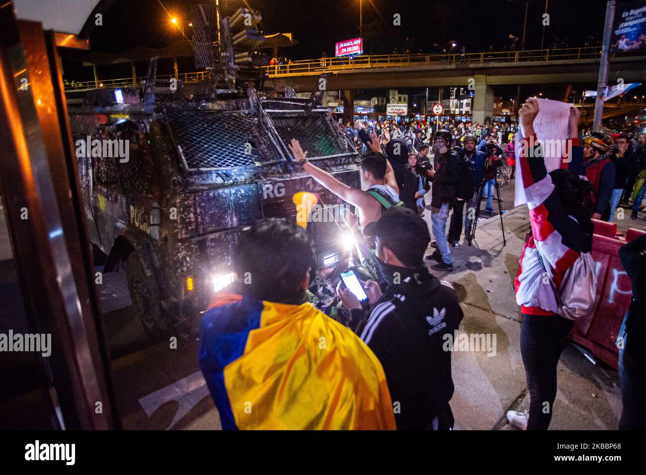 Während der Konfrontationen der Studenten der Nationalen Universität gegen die Polizei ESMAD stoppten die Demonstranten die Konfrontation, indem sie am 26. November 2019 in Bogota, Kolumbien, riefen (Keine Gewalt mehr), die Universität mit einem Kapuzenpullover zu versetzen und die Konfrontation zu beenden. (Foto von Juan Carlos Torres/NurPhoto) Stockfoto