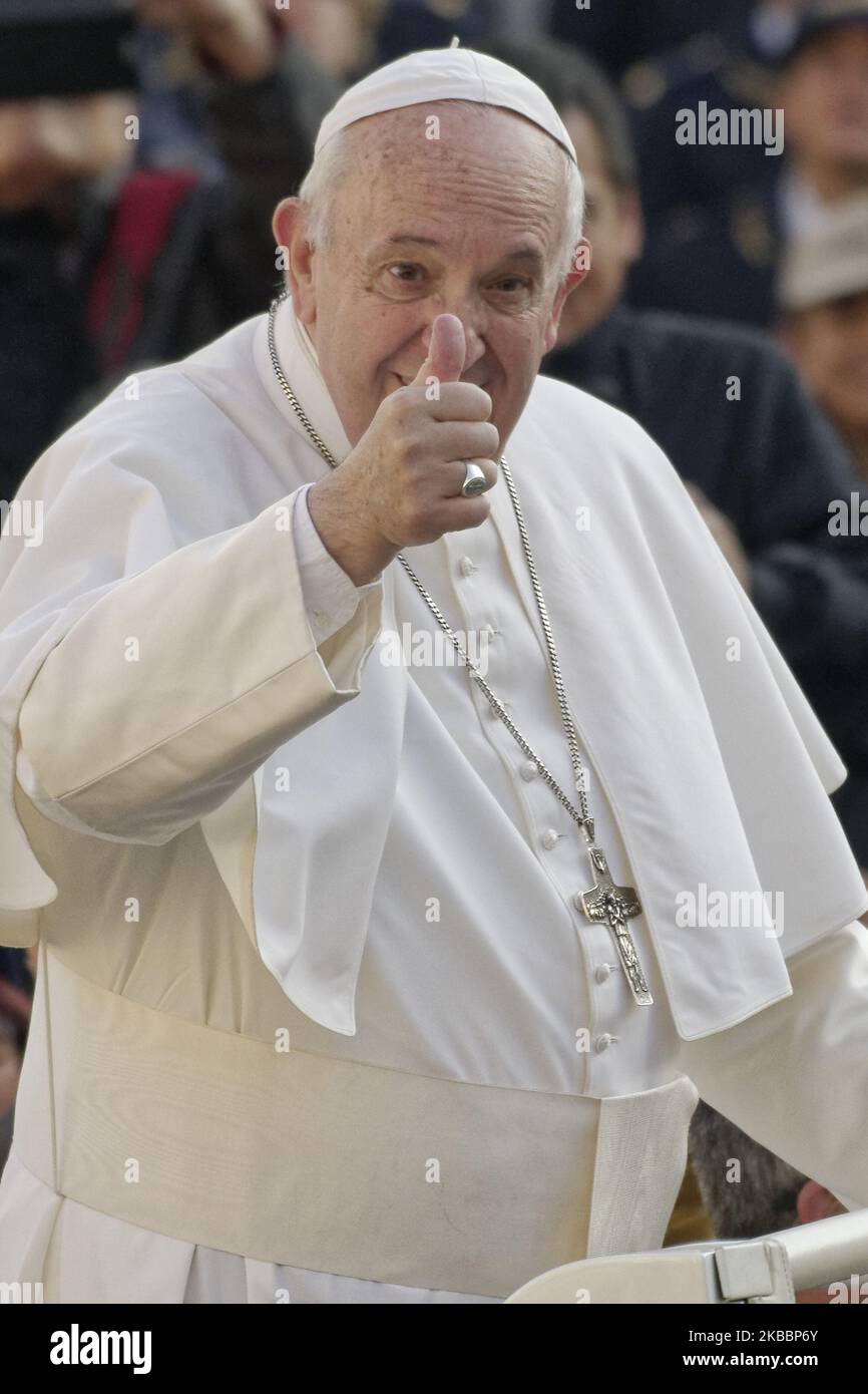 Papst Franziskus Winkt -Fotos Und -Bildmaterial In Hoher Auflsung Alamy