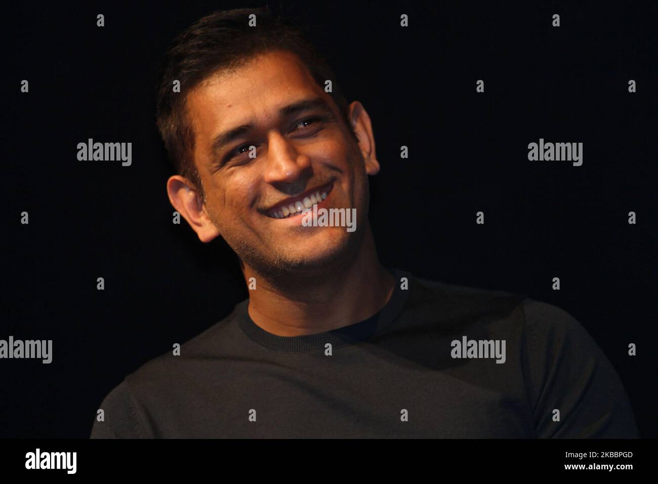 Der indische Cricketspieler Mahendra Singh Dhoni lächelt während der Werbeveranstaltung für Panerai-Uhren am 27. November 2019 in Mumbai, Indien. (Foto von Himanshu Bhatt/NurPhoto) Stockfoto