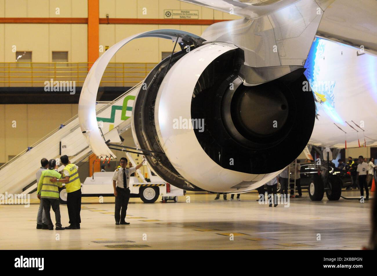 Die Fluggesellschaft Garuda Indonesia stellt am 27. November 2019 ihr neuestes Flugzeug, die Großraumflotte Airbus A330-900 Neo, in Tangerang, Indonesien, vor. Das Flugzeug wird von Garuda bis zu 14 Einheiten von A330-900 Neo bestellt, die eine weitere Kreuzfahrt und Materialeffizienz versprechen und einen besseren Treibstoff um 15% versprechen. Außerdem ist das Flugzeug mit komfortableren Sitzen und einer geräumigen Kabine ausgestattet, sodass es seine Passagiere verwöhnt. (Foto von Dasril Roszandi/NurPhoto) Stockfoto