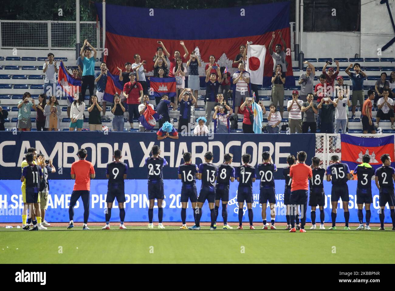 Fans jubeln nach dem Sieg Kambodschas gegen Timor-Leste, 5-0 während der Gruppe Ein Spiel für die Sea Games Männer Fußball 30. im Rizal Memorial Stadium in Manila am 27. November 2019 statt. (Foto von George Calvelo/NurPhoto) Stockfoto