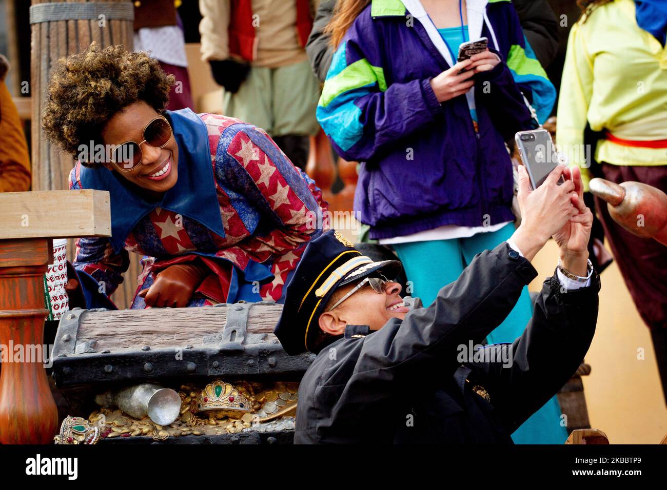 Die darstellende Künstlerin Macy Gray posiert für ein Selfie mit einem Polizisten während der Thanksgiving Day Parade 6ABC in Philadelphia, 28. November 2019. Zum 100.. Jahrestag der Parade ließen starke Winde große Luftballons von der Paradestrecke erstarken, aber die Beteiligung am Benjamin Franklin Parkway der Stadt war immer noch beträchtlich. (Foto von Michael Candelori/NurPhoto) Stockfoto