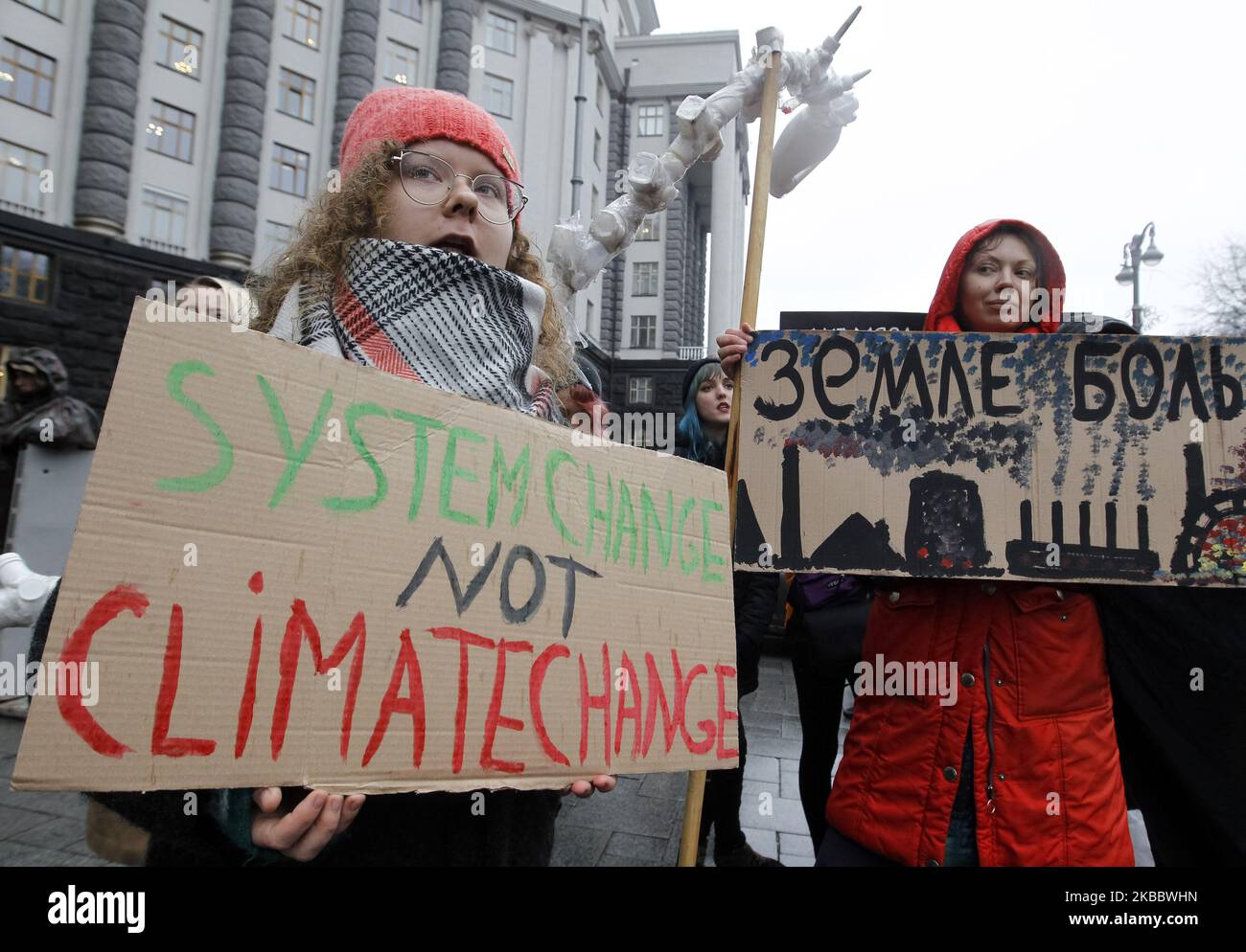 Klimademonstranten nehmen am 29. November 2019 im Rahmen der wöchentlichen Demonstrationen der Freitags-Jugendbewegung in der Nähe des ukrainischen Regierungsgebäudes in Kiew, Ukraine, am "Globalen Klimastreik" Teil. Am 28. November 2019 verabschiedete das Europäische Parlament eine Entschließung, in der ein Klima- und Umweltnotstand in Europa und weltweit erklärt wird. (Foto von STR/NurPhoto) Stockfoto