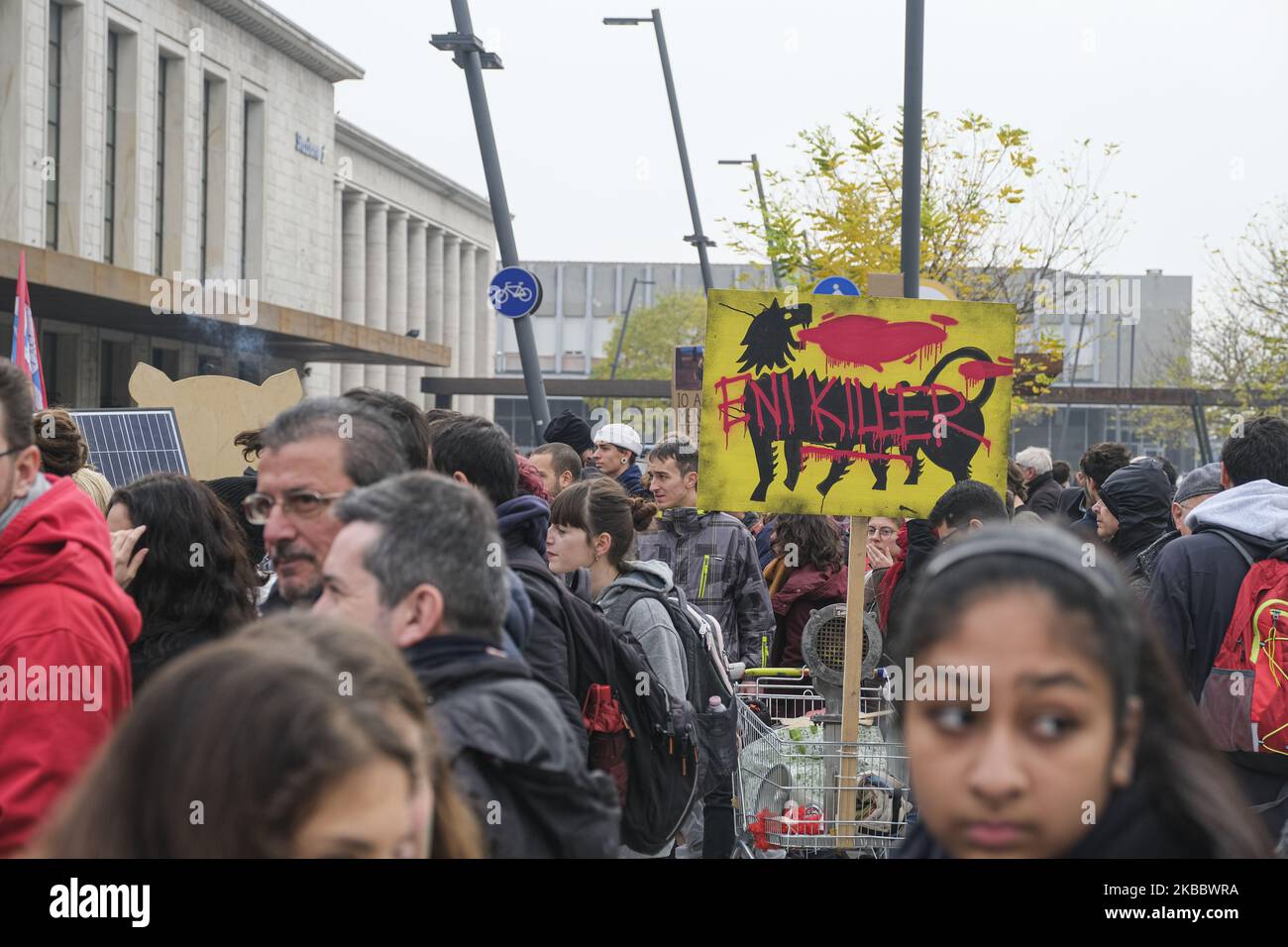 Menschen und junge Studenten nehmen am "Freitag für die Zukunft"-klimamarsch durch die Straßen und Plätze von Padua Teil. Sie bringen Plakate und Plakate gegen den Klimawandel mit, um dringende Sicherheitsmaßnahmen und Maßnahmen zur Bekämpfung der globalen Erwärmung und des Klimawandels zu fordern, Padua, Italien, 29.. November 2019 (Foto: Roberto Silvino/NurPhoto) Stockfoto