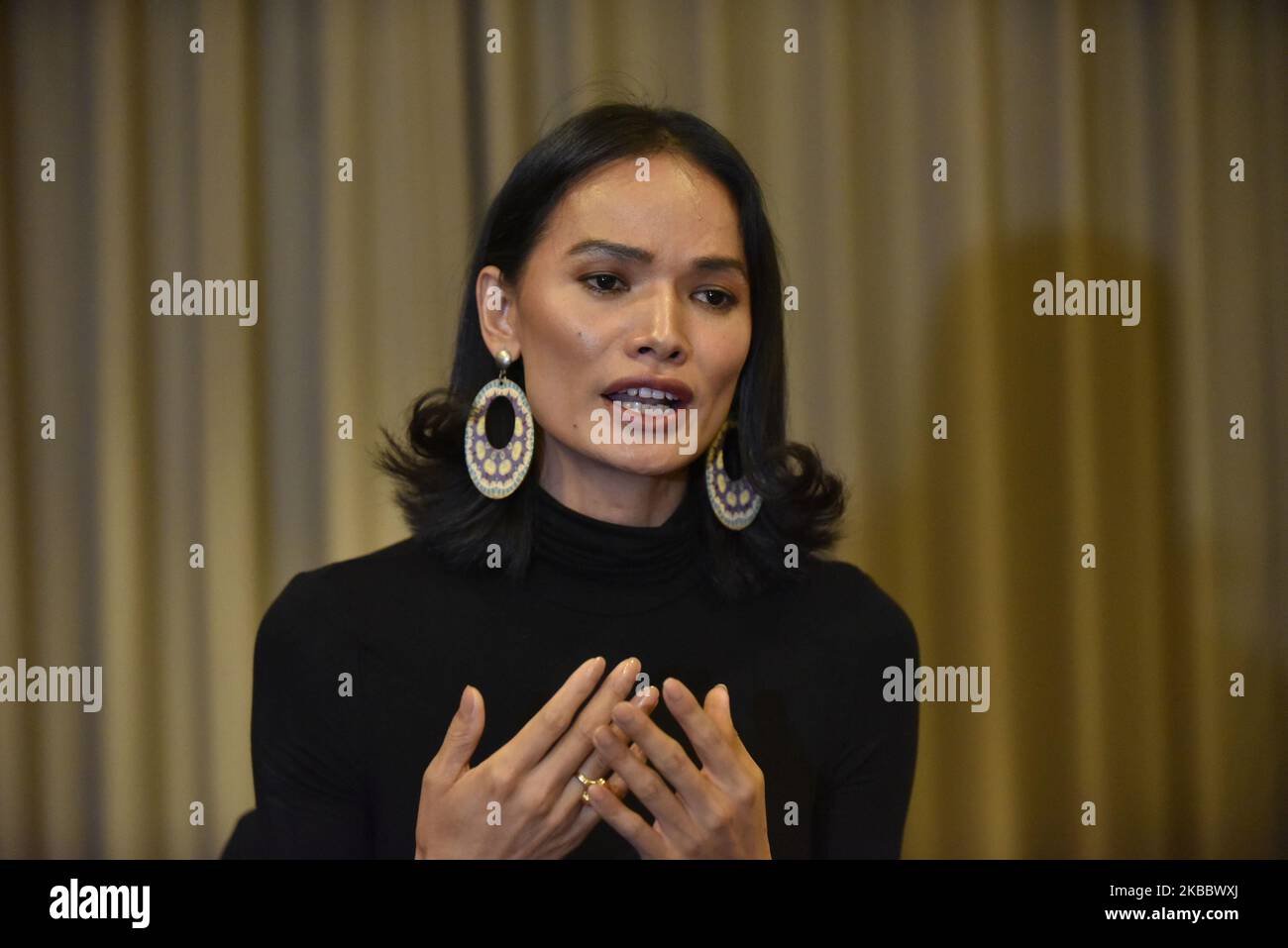 Anjali Lama, das erste nepalesische Transgender-Modell, erzählt ihre Geschichte während des Pressetreffen in Kathmandu, Nepal, am Freitag, 29. November 2019. (Foto von Narayan Maharjan/NurPhoto) Stockfoto