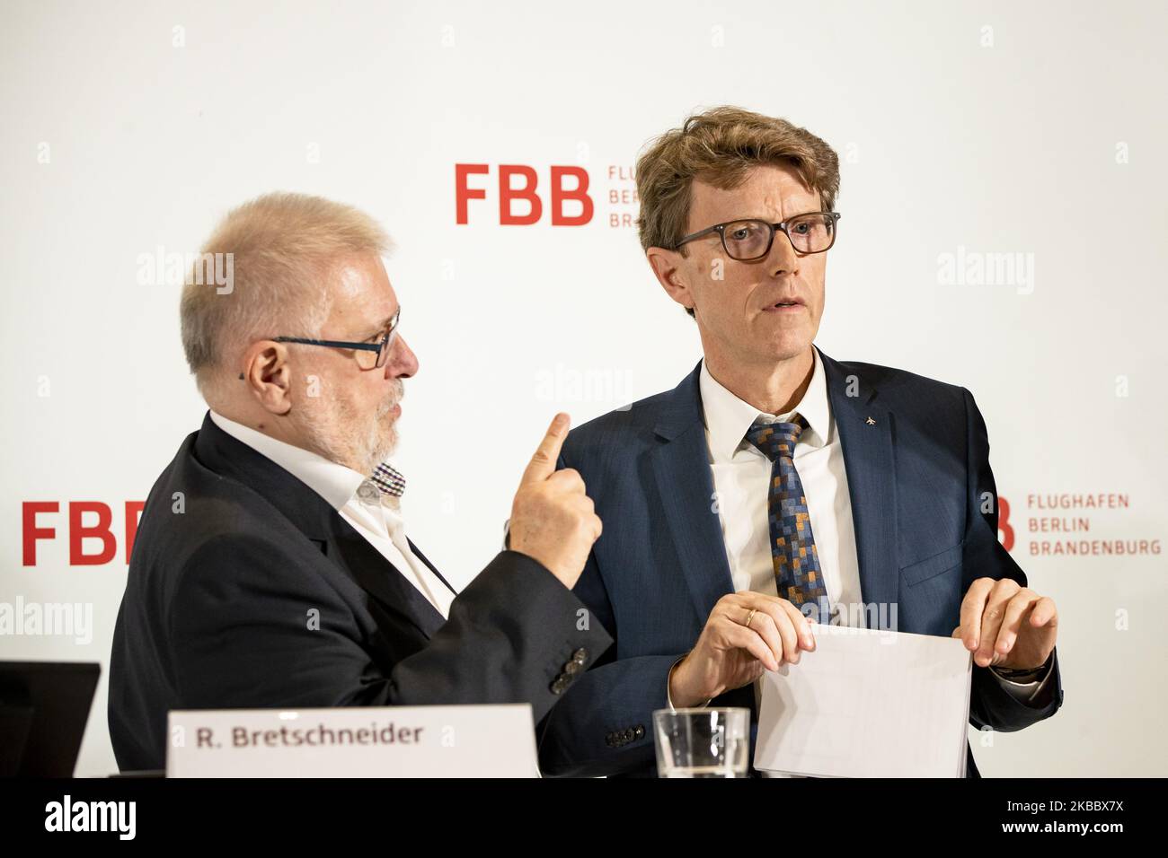 Auf einer Pressekonferenz zur Bekanntgabe der Eröffnung des neuen Flughafens in Berlin am 29. November 2019 werden Engelbert Luetke Daldrup (R) und Rainer Bretschneider (L), Vorsitzender des Aufsichtsrats der Flughafengesellschaft Berlin Brandenburg, vorgestellt. Vom 31. Oktober bis 8. November 2020 soll der Flugverkehr von Tegel nach BER umziehen. (Foto von Emmanuele Contini/NurPhoto) Stockfoto