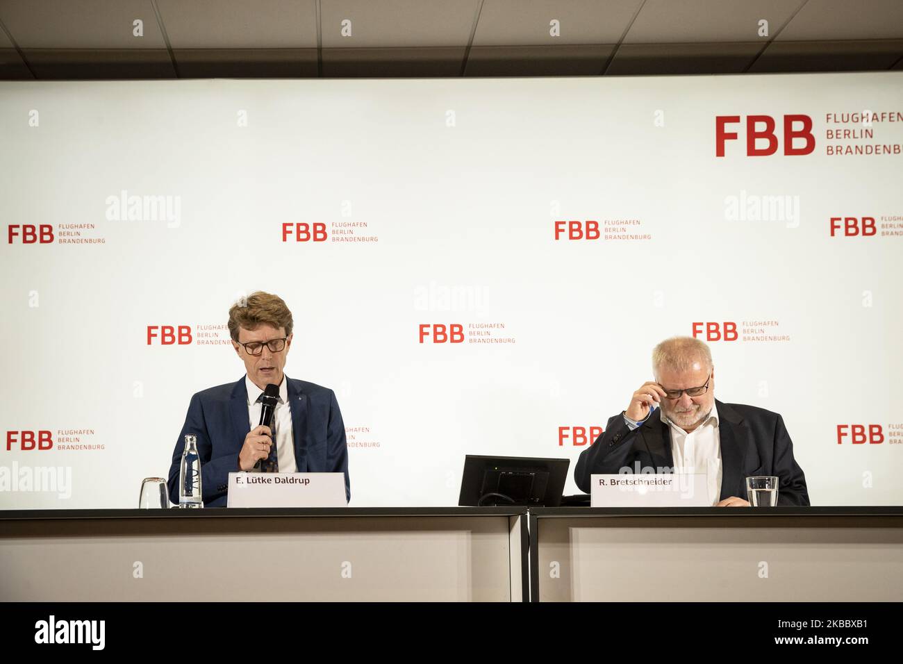 Engelbert Luetke Daldrup (L), Vorsitzender des Flughafenverbandes Berlin Brandenburg, und Rainer Bretschneider (R), Vorsitzender des Aufsichtsrats, werden bei einer Pressekonferenz zur Bekanntgabe der Eröffnung des neuen Flughafens in Berlin am 29. November 2019 vorgestellt. Vom 31. Oktober bis 8. November 2020 soll der Flugverkehr von Tegel nach BER umziehen. (Foto von Emmanuele Contini/NurPhoto) Stockfoto