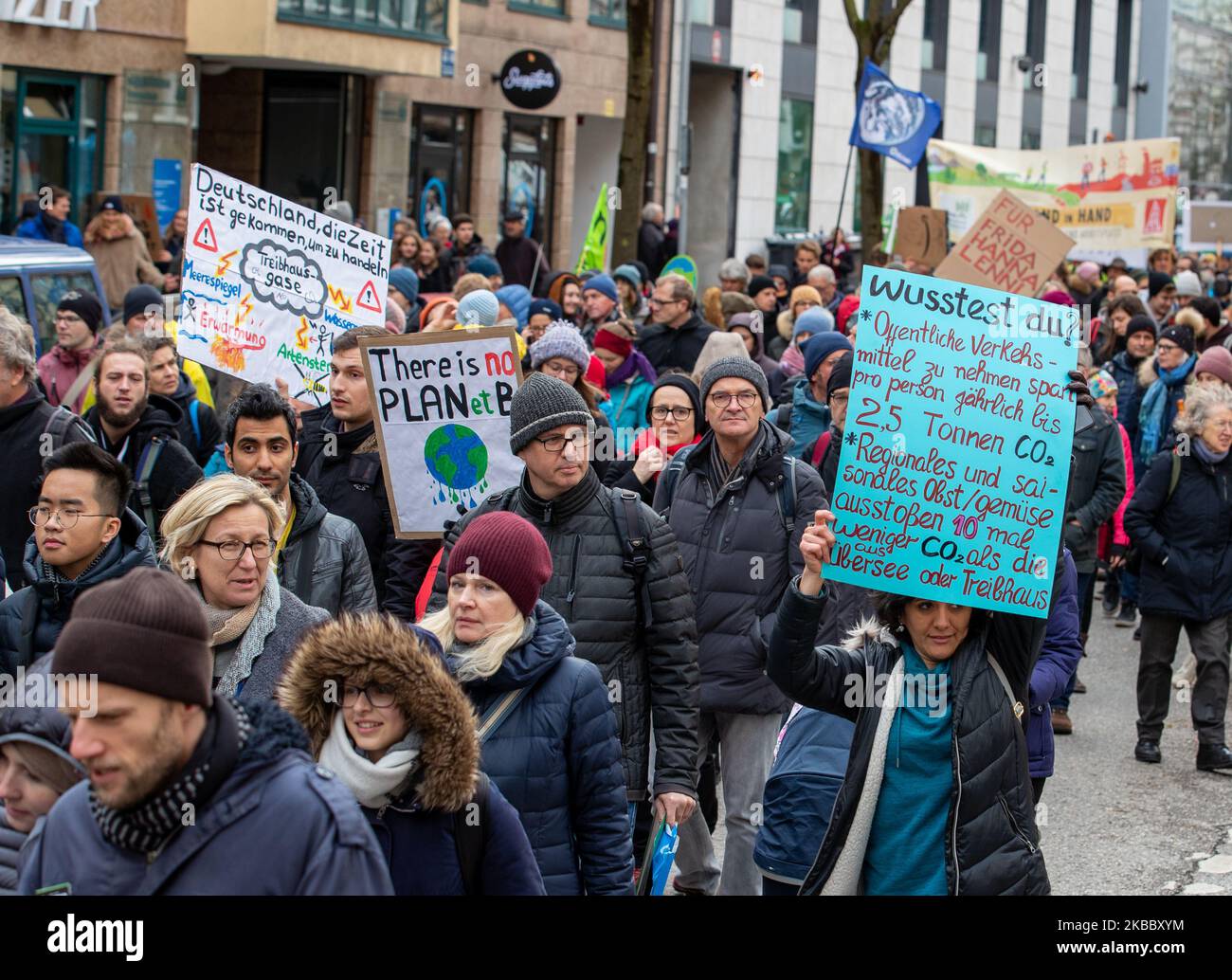 Schilder mit der Aufschrift „ Wussten Sie, dass Sie 2,5 Tonnen von CO2 jährlich sparen können, wenn Sie den öffentlichen Verkehr nutzen “, „ Es gibt keinen Planeten B “, „ Deutschland, jetzt ist die Zeit zum Handeln “. Wie in tausenden anderen Städten der Welt demonstrierten am 29 in München zehntausende für Klimagerechtigkeit. November 2019. (Foto von Alexander Pohl/NurPhoto) Stockfoto