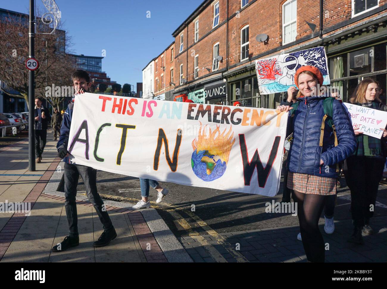 Studenten tragen ein Banner, während sie während des Klimaproteste am 29. November 2019 in Sheffield, England, durch die Straßen von Sheffield marschieren. Hunderte von Studenten gehen aus ihrem Unterricht, während sie auf die Straße gehen, um einen Teil eines globalen Jugendschutzes gegen den Klimawandel zu demonstrieren. (Foto von Giannis Alexopoulos/NurPhoto) Stockfoto