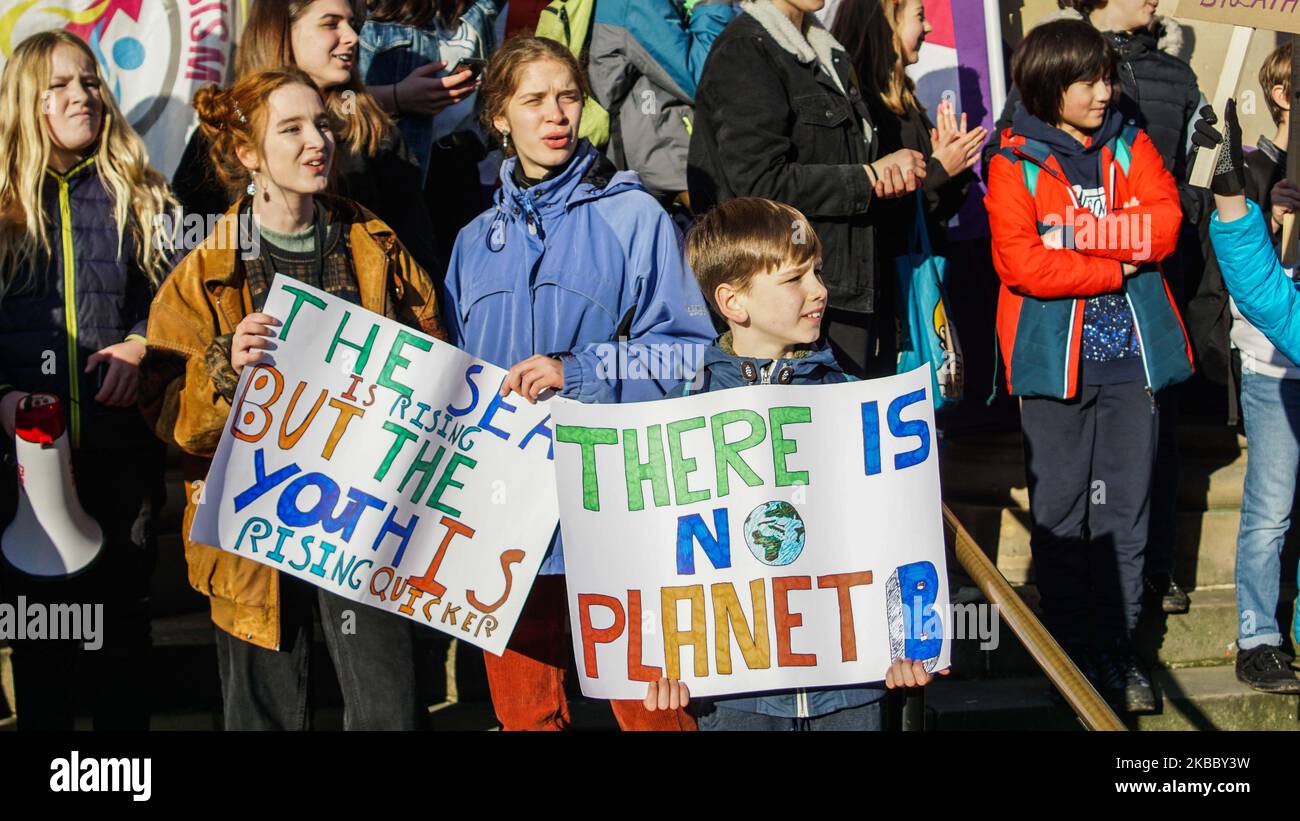 Während des Klimaproteste in Sheffield, England, am 29. November 2019 halten Studenten Plakate. Hunderte von Studenten gehen aus ihrem Unterricht, während sie auf die Straße gehen, um einen Teil eines globalen Jugendschutzes gegen den Klimawandel zu demonstrieren. (Foto von Giannis Alexopoulos/NurPhoto) Stockfoto