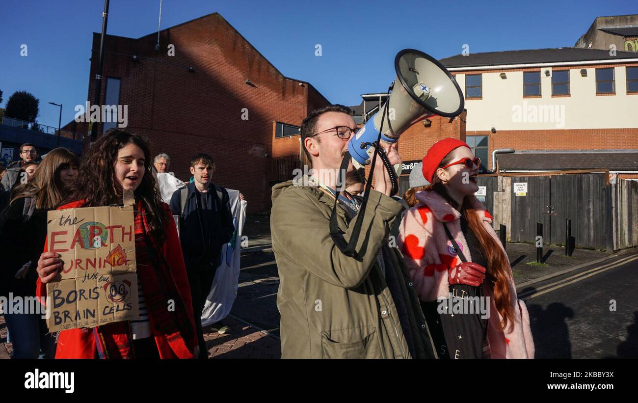 Ein Mann spricht auf einem Megaphon während der Klimaproteste im Stadtzentrum von Sheffield, England, am 29. November 2019. Hunderte von Studenten gehen aus ihrem Unterricht, während sie auf die Straße gehen, um einen Teil eines globalen Jugendschutzes gegen den Klimawandel zu demonstrieren. (Foto von Giannis Alexopoulos/NurPhoto) Stockfoto
