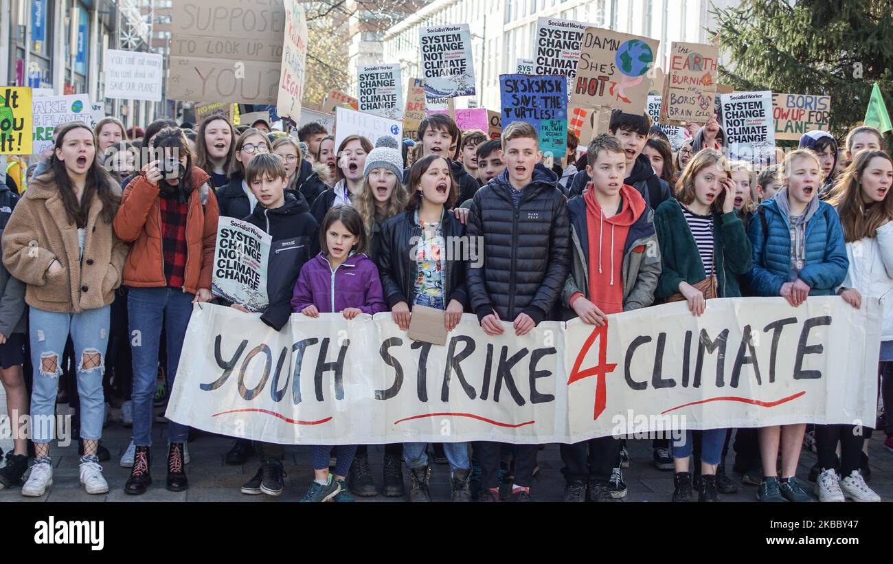 Studenten tragen am 29. November 2019 ein Banner, während sie durch die Straßen von Sheffield, England, marschieren. Hunderte von Studenten gehen aus ihrem Unterricht, während sie auf die Straße gehen, um einen Teil eines globalen Jugendschutzes gegen den Klimawandel zu demonstrieren. (Foto von Giannis Alexopoulos/NurPhoto) Stockfoto