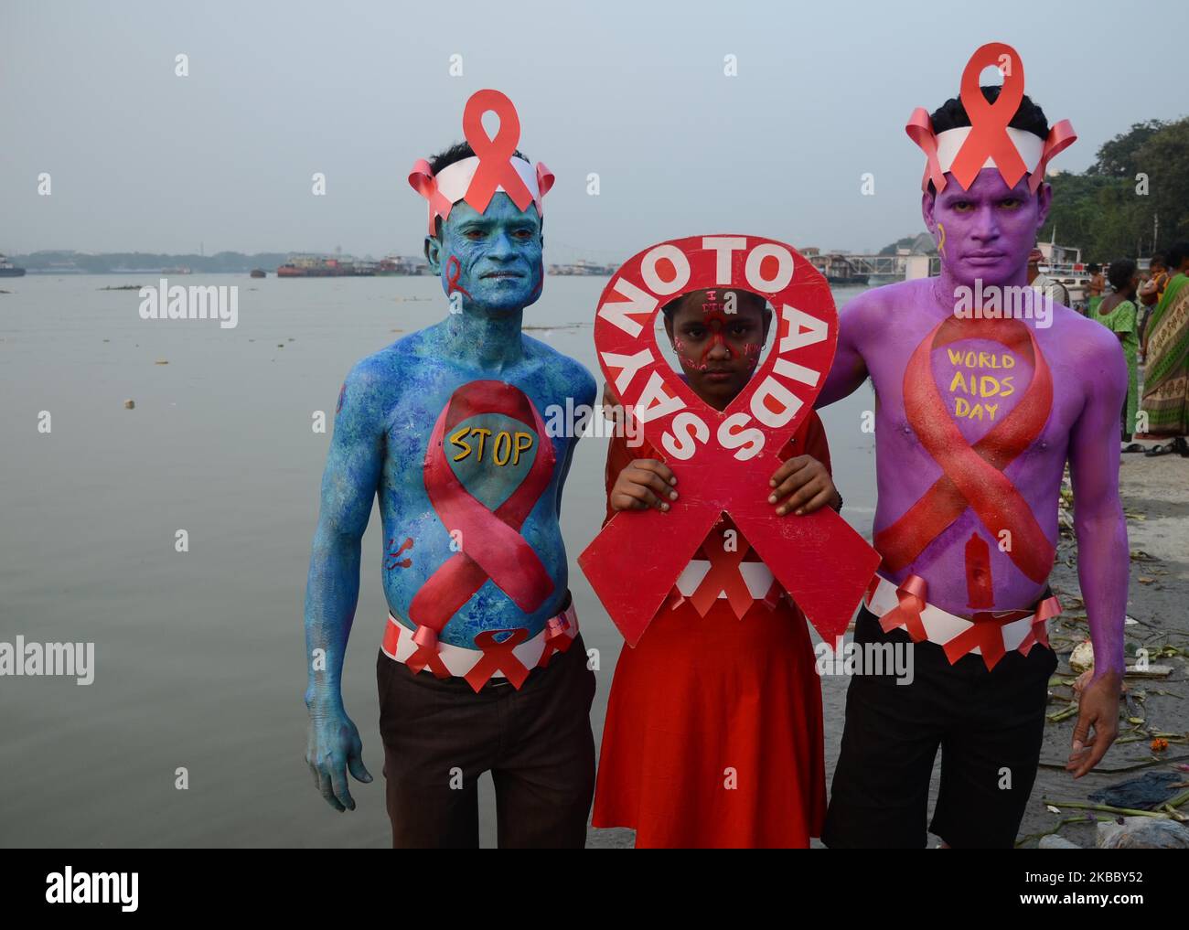 Indischer Sozialaktivist mit gemalt, um die Sensibilisierungsveranstaltung am Vorabend des Welt-Aids-Tages am Ufer des Ganges in Kalkutta, Indien, am Samstag, 30.. November 2019 zu verbreiten. (Foto von Sonali Pal Chaudhury/NurPhoto) Stockfoto