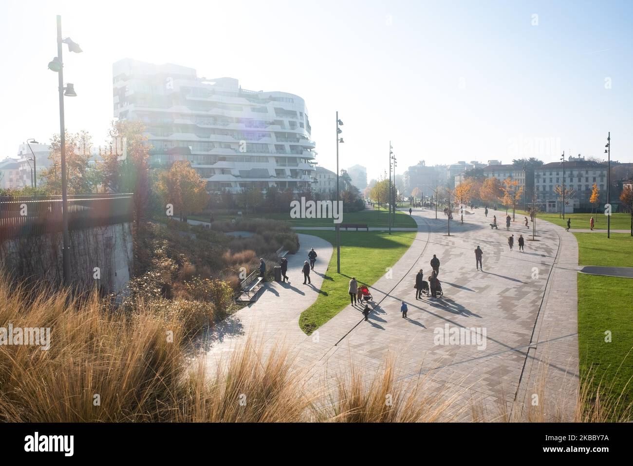 Blick auf den CityLife Park mit Hadid Residences im Hintergrund, Mailand, Italien, November 30 2019. Citylife ist ein Wohn-, Geschäfts- und Geschäftsviertel, das sich im Bau befindet und sich in der Nähe der Altstadt von Mailand, Italien, befindet. Es hat eine Fläche von 36,6 Hektar (90 Hektar). Die Entwicklung wird von einem von der Generali Group kontrollierten Unternehmen durchgeführt, das die internationale Ausschreibung für die Sanierung des historischen Viertels Fiera Milano mit einem Angebot von 523 Millionen erhalten hat. Das Projekt wurde von den berühmten Architekten Zaha Hadid, Arata Isozaki und Daniel Libeskind entworfen. (Foto von Mai Stockfoto