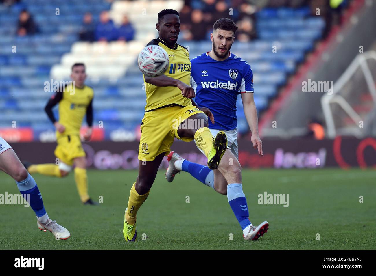 Oldham's Alex Iacovitti und Burton Albion's David Templeton in Aktion während des FA Cup 2. Round Spiels zwischen Oldham Athletic und Burton Albion am Samstag, den 30.. November 2019 im Boundary Park, Oldham. (Foto von Eddie Garvey/Mi News/NurPhoto) Stockfoto