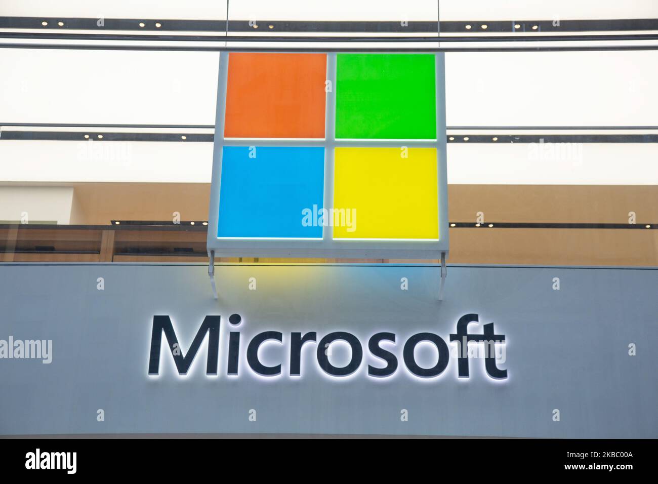 Am 11. November 2019 befindet sich in Midtown Manhattan in der 5. Avenue in New York City, USA, ein Ladeneingang von Microsoft mit dem Firmenlogo. Die Microsoft Corporation ist der weltweit größte Softwarehersteller, der auf dem Markt für PC-Betriebssysteme Microsoft Windows, Büroanwendungen, Webbrowser und Kommunikation dominiert. (Foto von Nicolas Economou/NurPhoto) Stockfoto