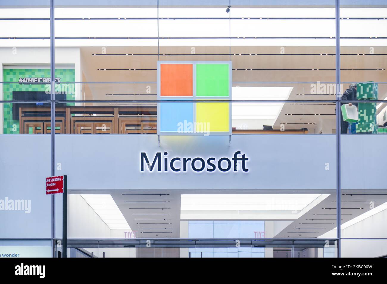 Am 11. November 2019 befindet sich in Midtown Manhattan in der 5. Avenue in New York City, USA, ein Ladeneingang von Microsoft mit dem Firmenlogo. Die Microsoft Corporation ist der weltweit größte Softwarehersteller, der auf dem Markt für PC-Betriebssysteme Microsoft Windows, Büroanwendungen, Webbrowser und Kommunikation dominiert. (Foto von Nicolas Economou/NurPhoto) Stockfoto