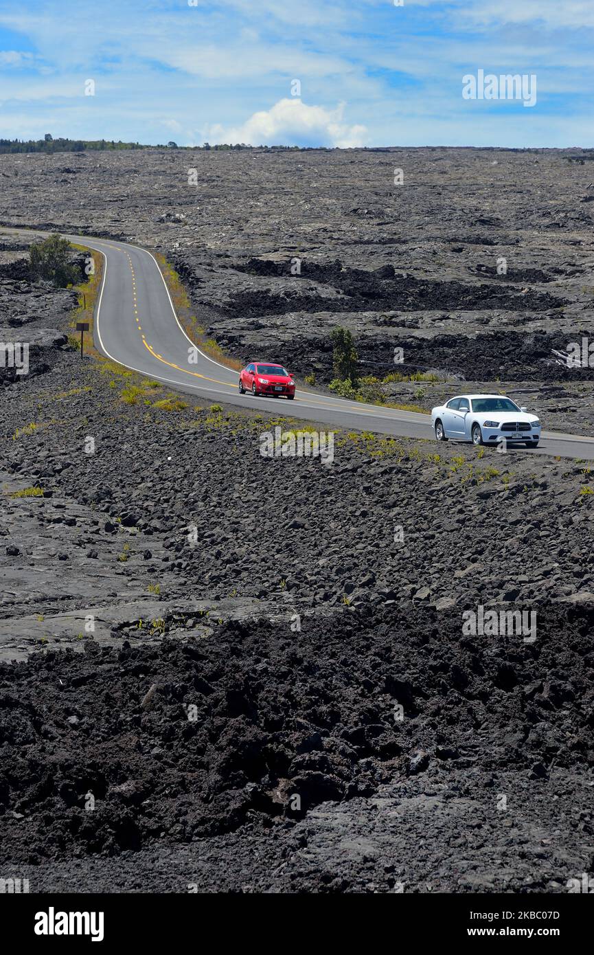 Die malerischen dampfenden Krater und Lavaströme rund um den Aussichtspunkt Mauna Ulu, den Hawaiʻi Volcanoes National Park auf Big Island HI Stockfoto