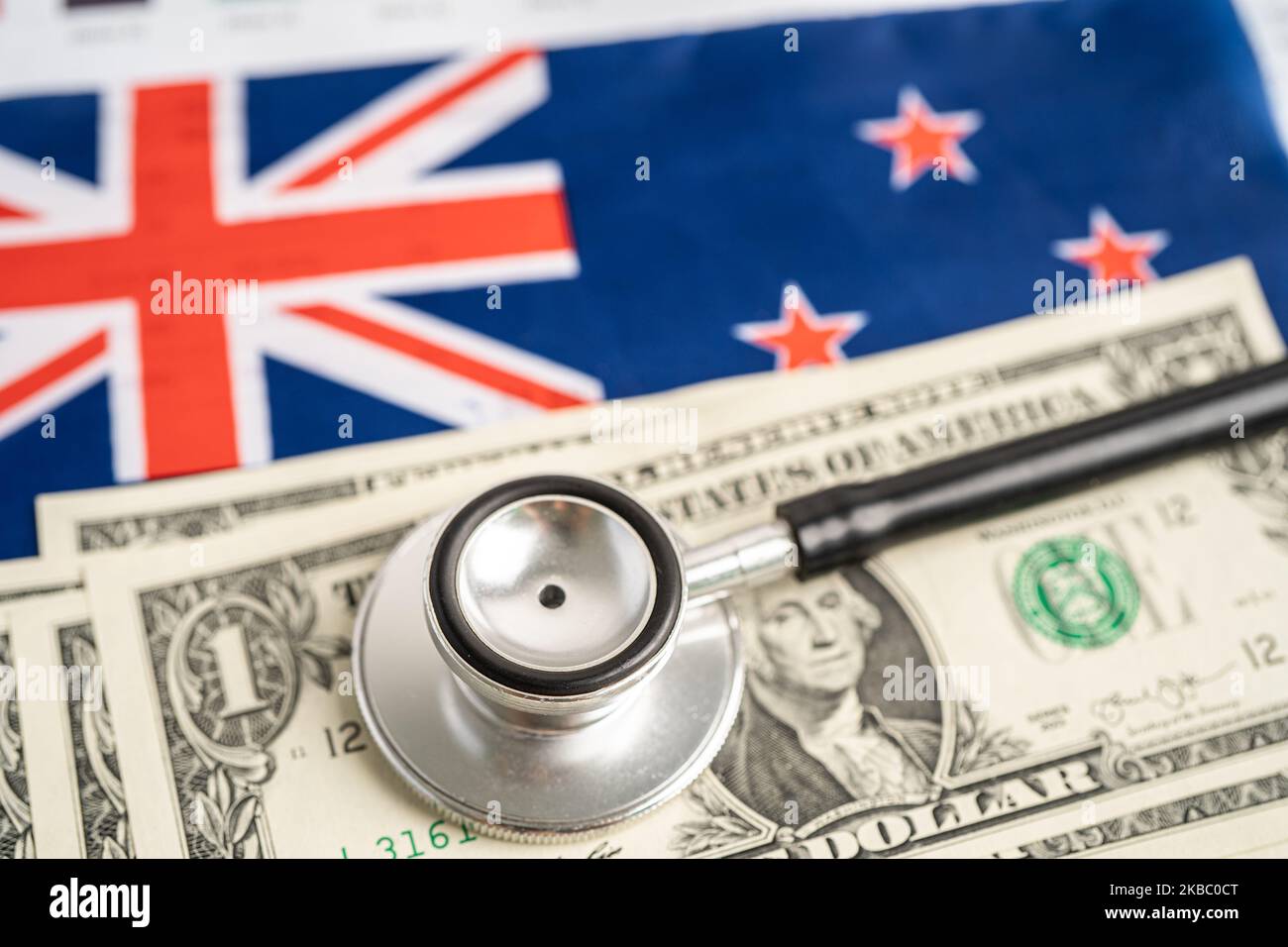 Neuseeland-Flagge mit US-Dollar-Banknoten Geld auf Grafik, Business- und Finanzkonzept. Stockfoto