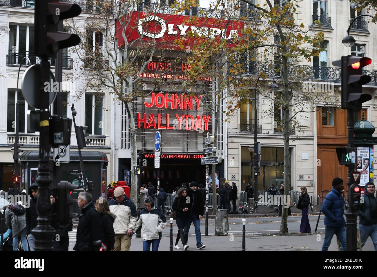 Am 1. Dezember 2019, fast zwei Jahre nach dem Tod dieser Legende französischer Musik, wurde dem französischen Sänger Johnny Hallyday in der Olympia Hall in Paris, Frankreich, eine Hommage gewidmet. Aus diesem Anlass leuchteten die Buchstaben seines Namens in den Neonlichtern der berühmten Fassade des Olympia in Rot. Johnny Hallyday starb in der Nacht vom 5. 2017. Dezember im Alter von 74 Jahren nach einem Kampf mit Lungenkrebs. (Foto von Michel Stoupak/NurPhoto) Stockfoto