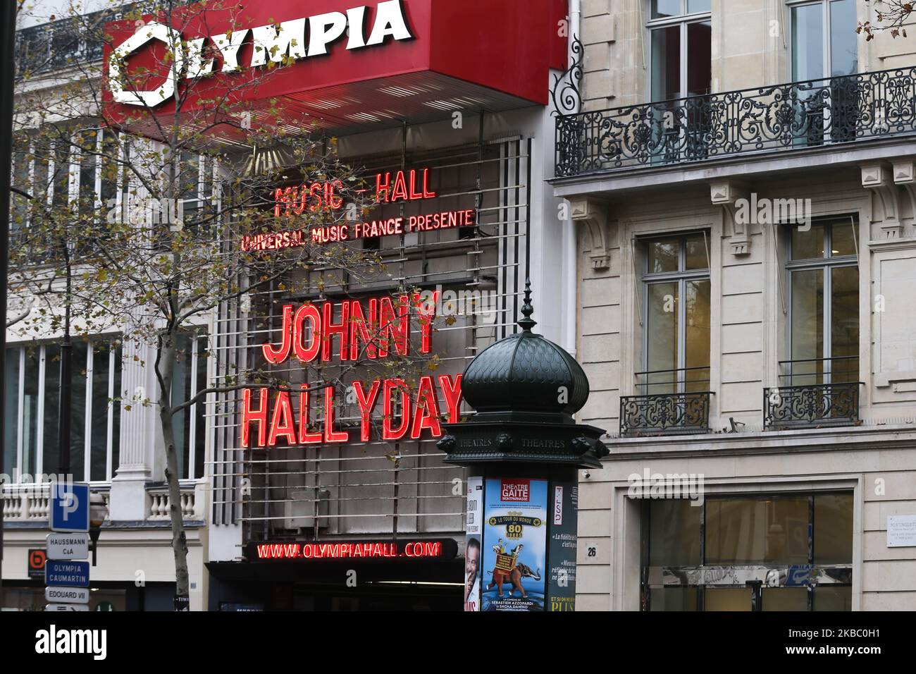 Am 1. Dezember 2019, fast zwei Jahre nach dem Tod dieser Legende französischer Musik, wurde dem französischen Sänger Johnny Hallyday in der Olympia Hall in Paris, Frankreich, eine Hommage gewidmet. Aus diesem Anlass leuchteten die Buchstaben seines Namens in den Neonlichtern der berühmten Fassade des Olympia in Rot. Johnny Hallyday starb in der Nacht vom 5. 2017. Dezember im Alter von 74 Jahren nach einem Kampf mit Lungenkrebs. (Foto von Michel Stoupak/NurPhoto) Stockfoto