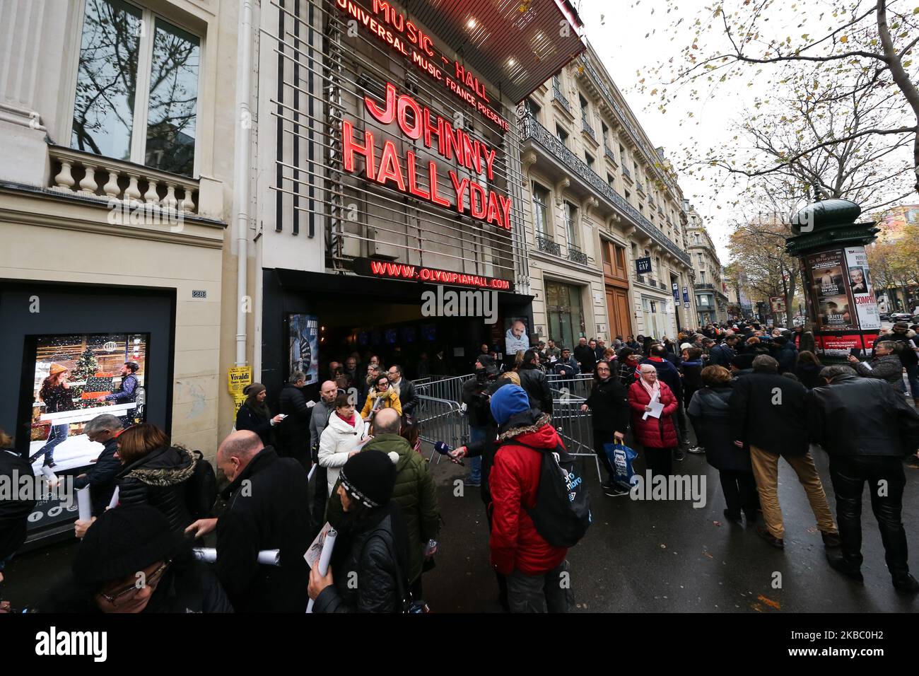 Am 1. Dezember 2019, fast zwei Jahre nach dem Tod dieser Legende französischer Musik, wurde dem französischen Sänger Johnny Hallyday in der Olympia Hall in Paris, Frankreich, eine Hommage gewidmet. Aus diesem Anlass leuchteten die Buchstaben seines Namens in den Neonlichtern der berühmten Fassade des Olympia in Rot. Johnny Hallyday starb in der Nacht vom 5. 2017. Dezember im Alter von 74 Jahren nach einem Kampf mit Lungenkrebs. (Foto von Michel Stoupak/NurPhoto) Stockfoto